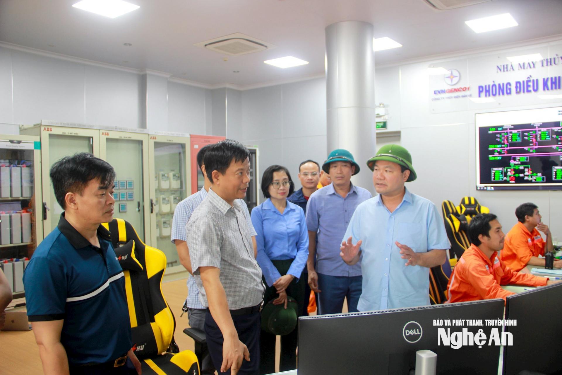 Đoàn công tác kiểm tra việc vận hành, điều tiết nước tại Nhà máy Thủy điện Bản Vẽ. Ảnh: Quang An