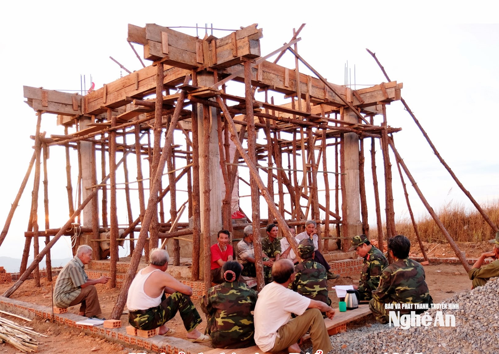 Cựu chiến binh thuộc Ban Liên lạc Sư đoàn 320 tại Nghệ An – Hà Tĩnh tham gia thi công Nhà bia điểm cao 1015 thuộc tỉnh Quảng Ngãi (cũ). Ảnh: NVCC