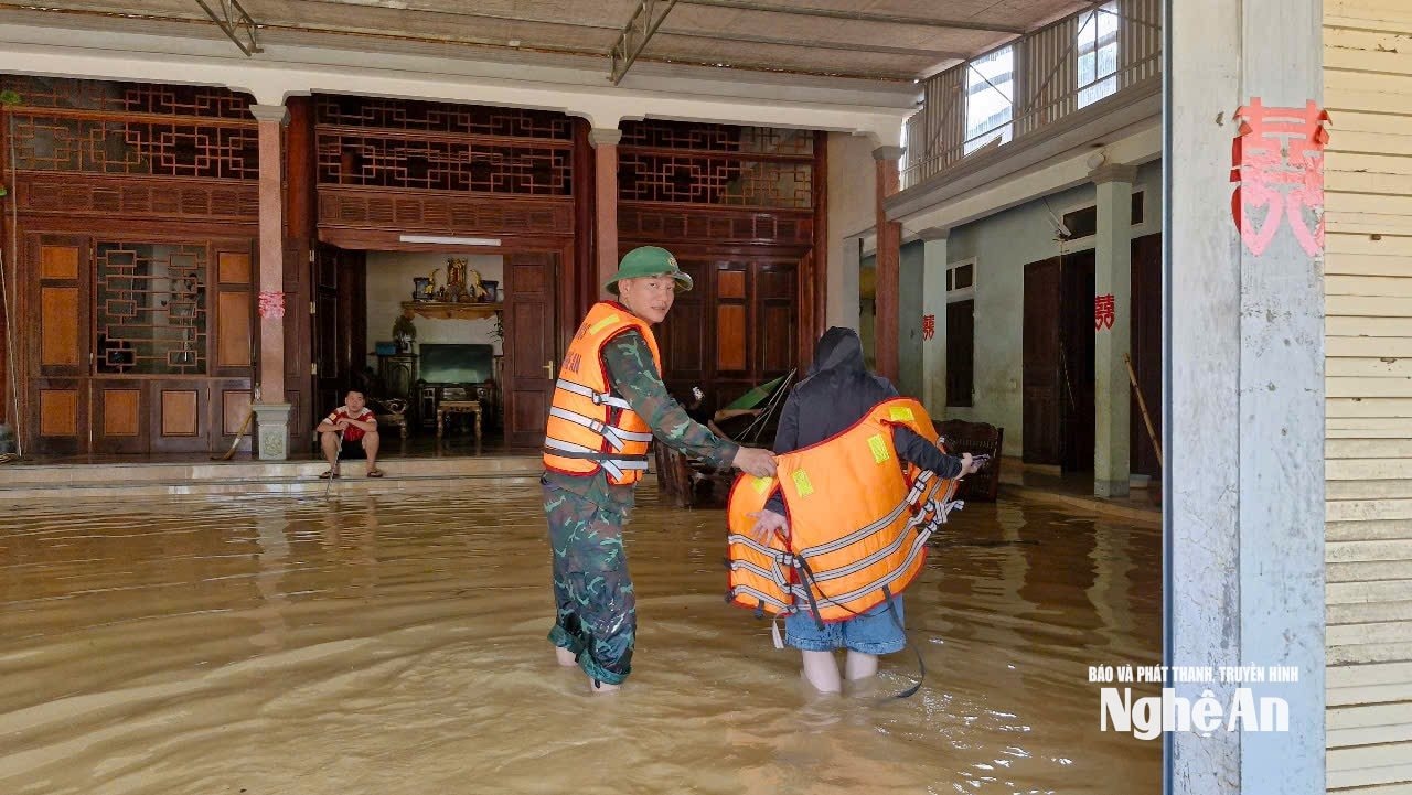 Một số hộ dân đã bị nước lũ ngập sâu trong nhà. Ảnh: Nhật Lân