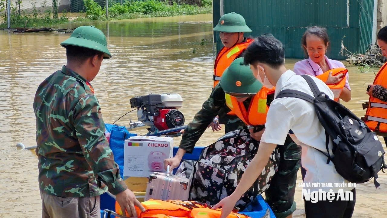 Các lực lượng hỗ trợ người dân di chuyển đến khu vực an toàn. Ảnh: Nhật Lân