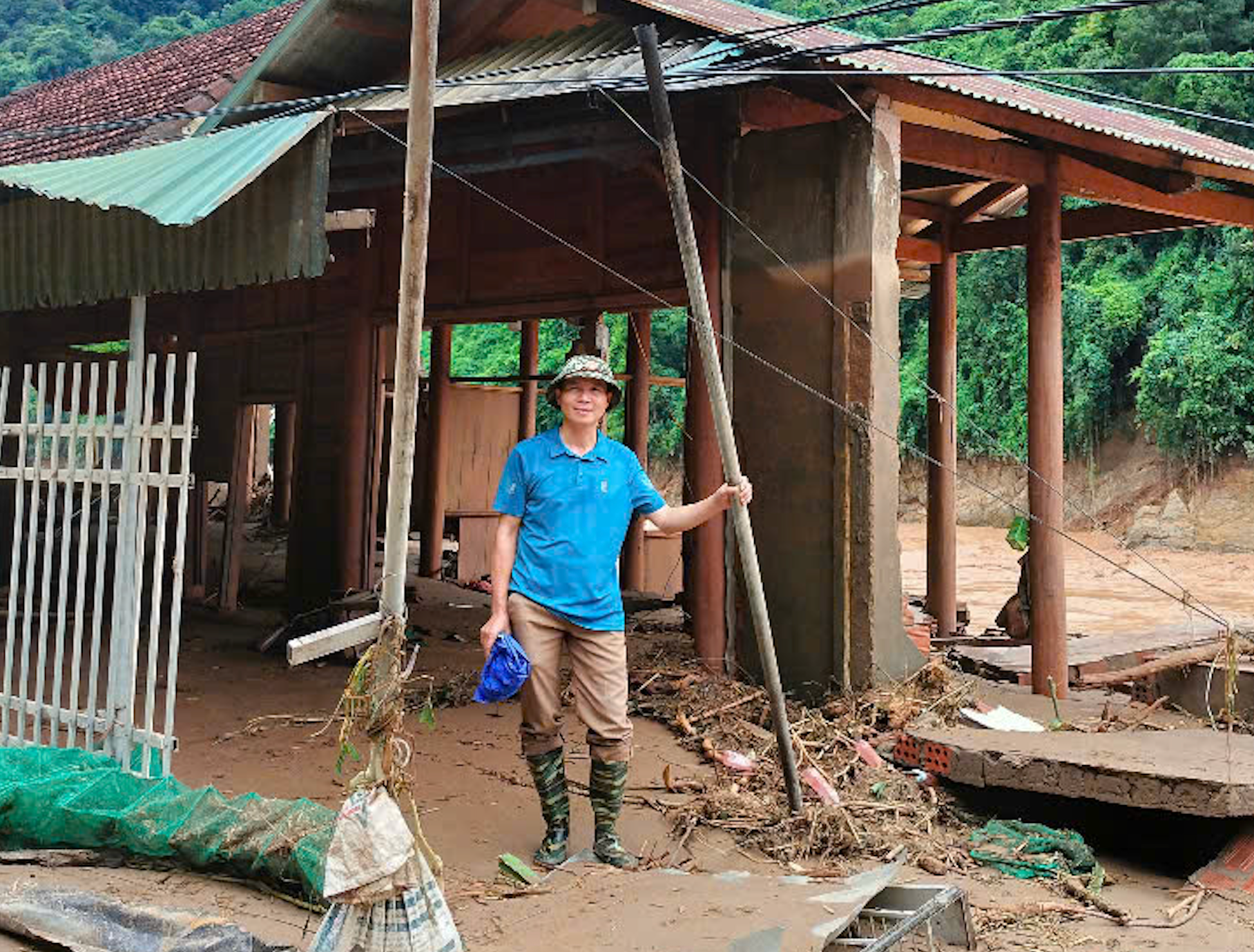 Chủ tịch UBND xã Mỹ Lý Lương Văn Bảy tham gia hỗ trợ người dân khắc phục hậu quả. Ảnh: CSCC