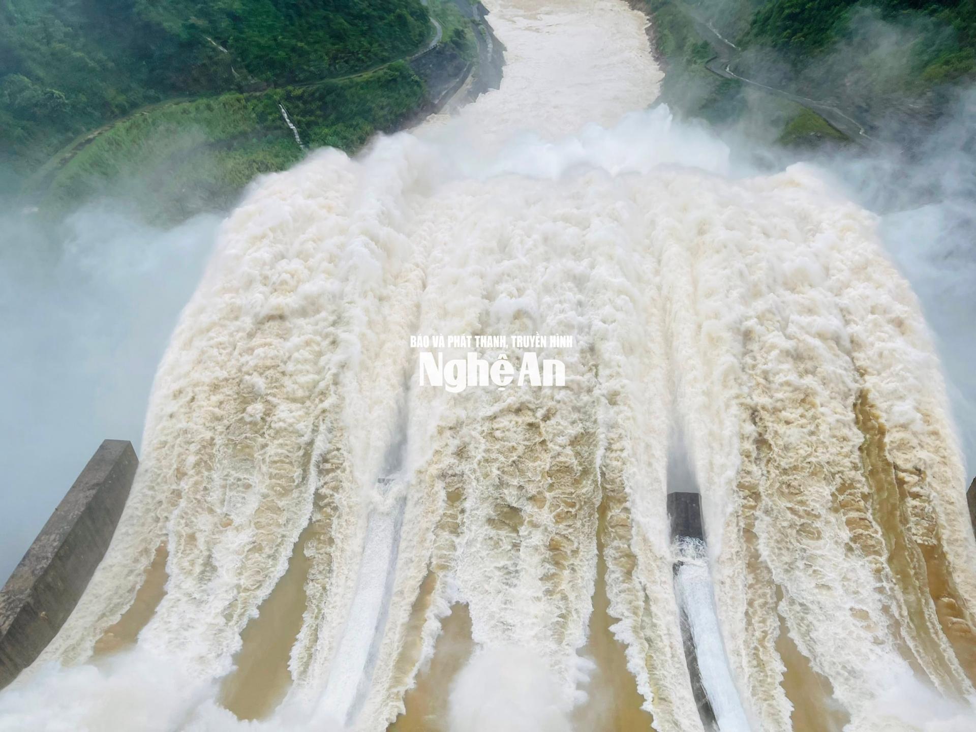 Thủy điện Bản vẽ xả điều tiết qua 6 cửa sáng 23/7. Ảnh: Quang An