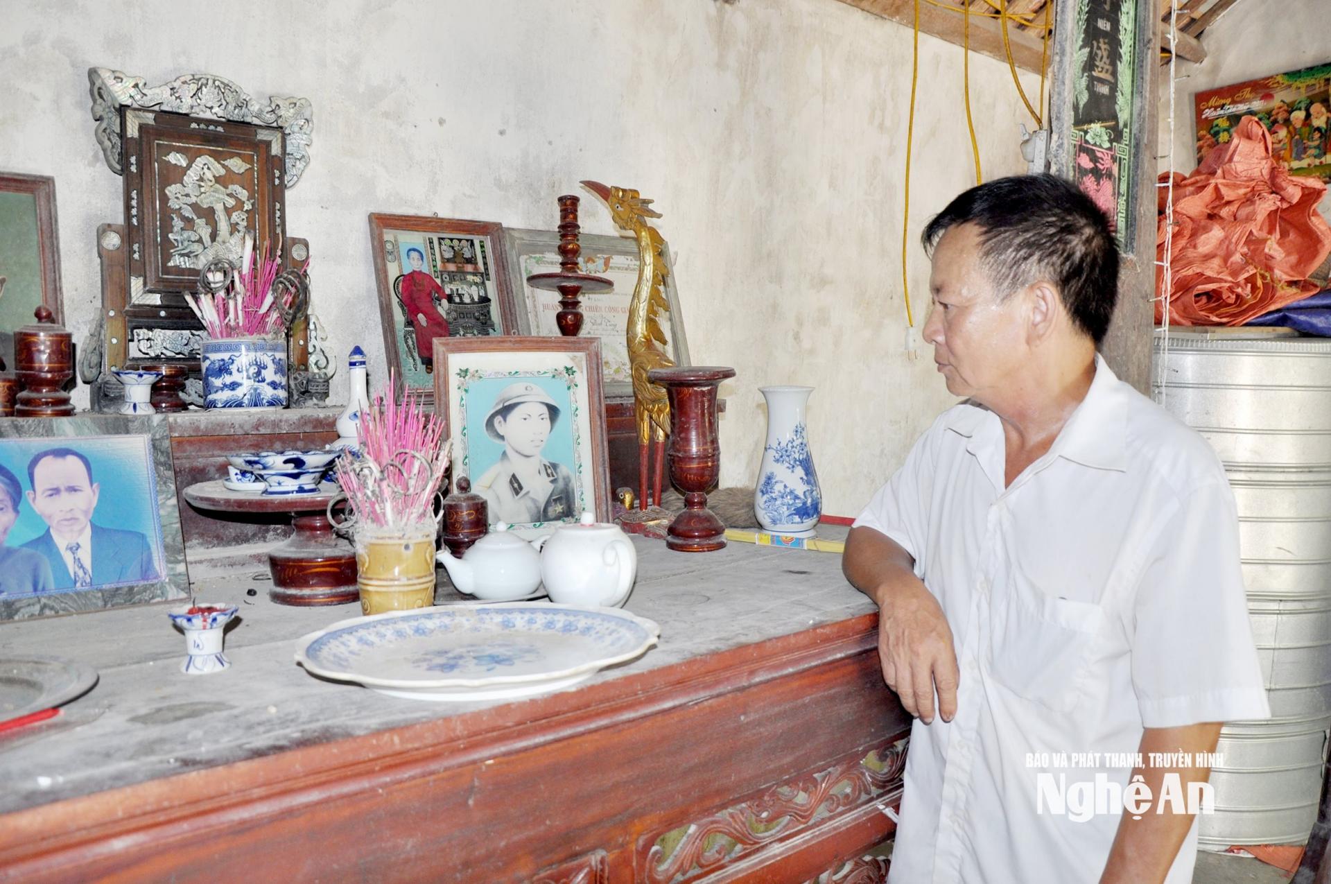 Ông Nguyễn Xuân Cầm đã thanh thản khi giúp gia đình liệt sĩ Võ Văn Tùng đưa hài cốt về quê an táng. Ảnh: C.K