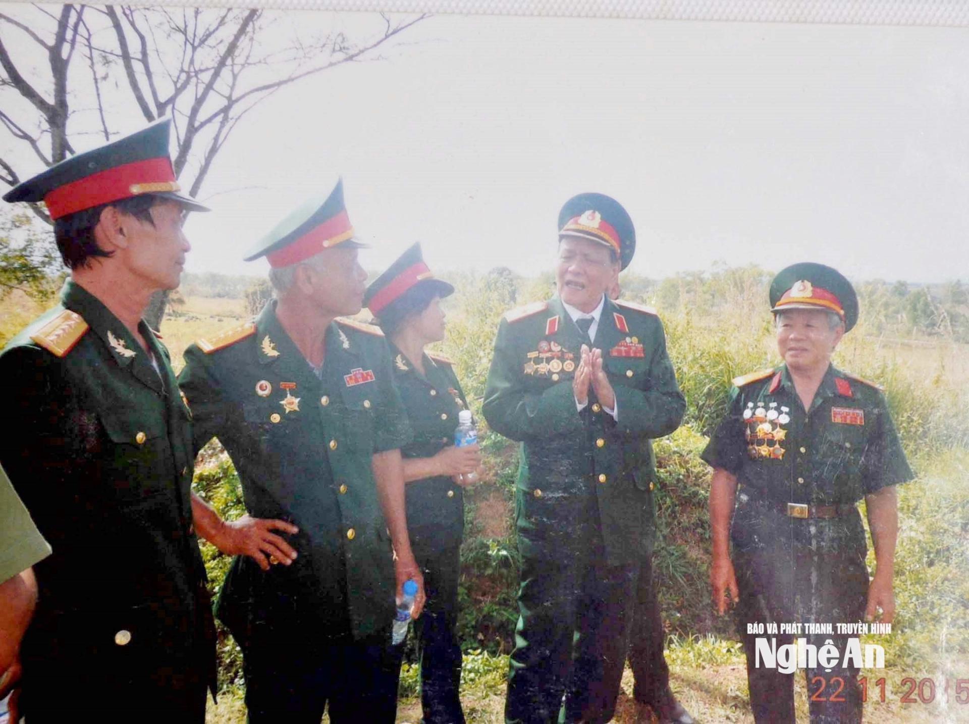 Cựu chiến binh Nguyễn Tất Triển cùng đồng đội thăm lại chiến trường xưa. Ảnh NVCC