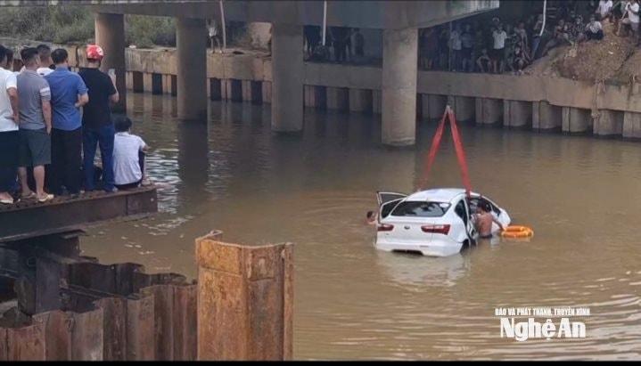 Trục vớt chiếc xe bị tai nạn. Ảnh: NDCC