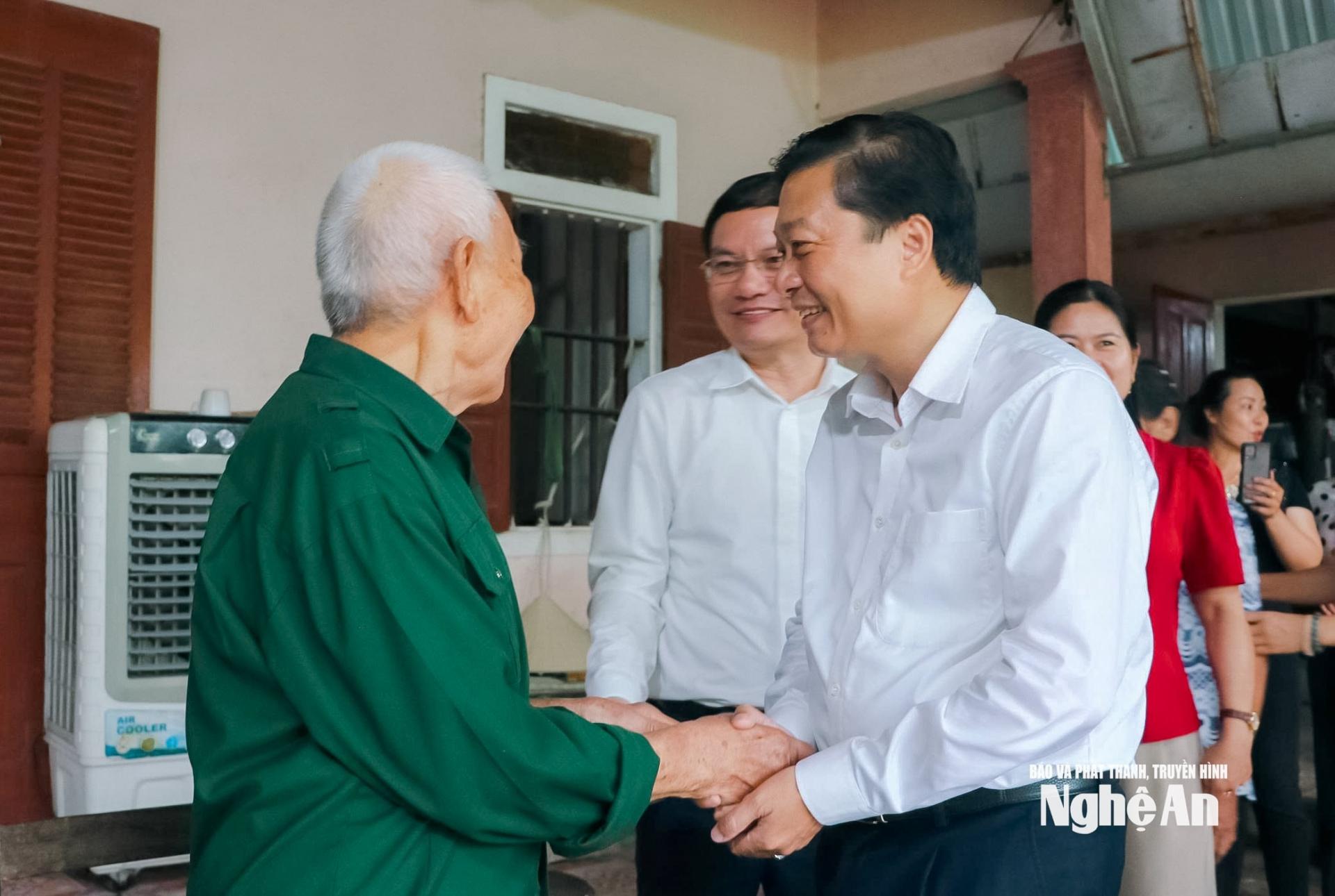 Chủ tịch UBND tỉnh Lê Hồng Vinh đến thăm ông Nguyễn Mạnh Trí (sinh năm 1939), thương binh hạng 2/4, tỷ lệ thương tật 61%. Ảnh: Thành Duy