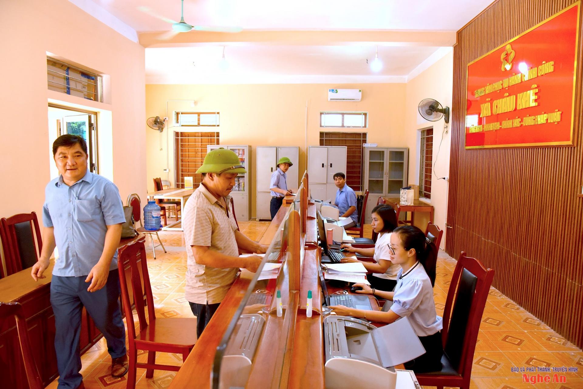 Người dân đến làm thủ tục tại Trung tâm Phục vụ hành chính công xã Châu Khê.