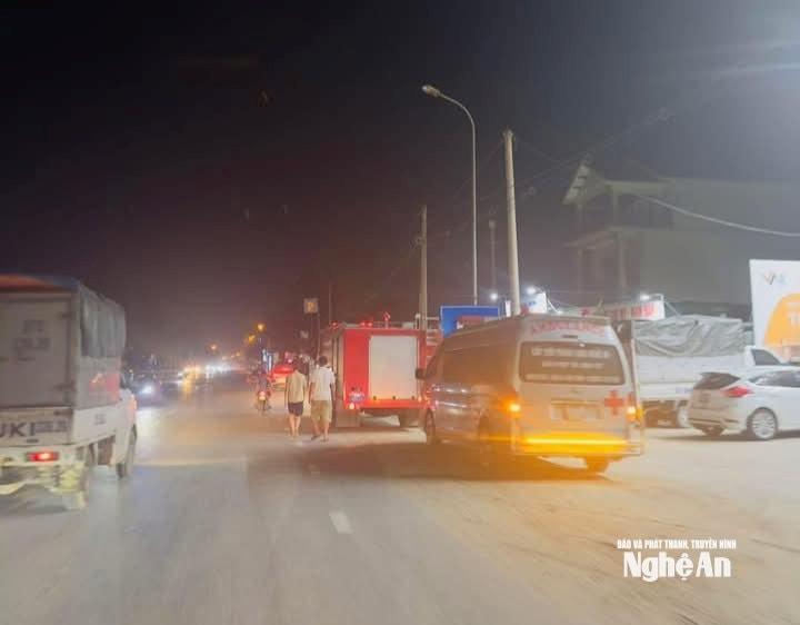 Lực lượng chức năng tiến hành tìm kiếm các nạn nhân ngay trong đêm. Ảnh: NDCC