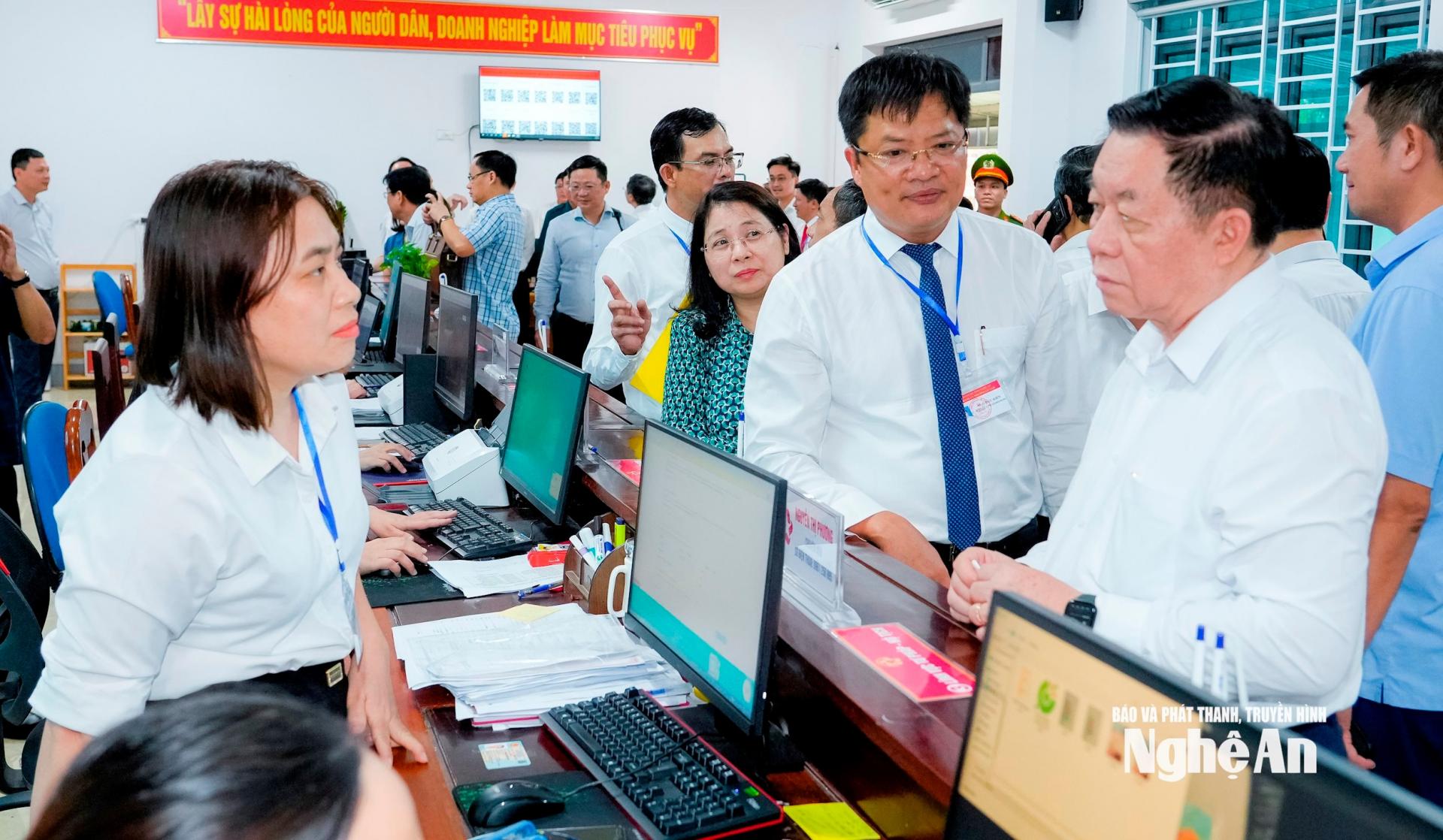 Trưởng ban Tuyên giáo và Dân vận Trung ương Nguyễn Trọng Nghĩa trao đổi với cán bộ làm việc tại Trung tâm phục vụ hành chính công phường Cửa Lò. Ảnh: Phạm Bằng