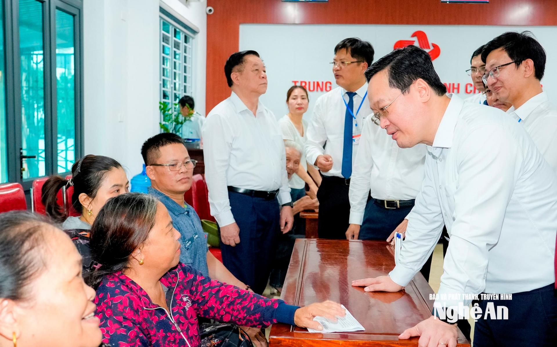 Trưởng ban Tuyên giáo và Dân vận Trung ương Nguyễn Trọng Nghĩa cùng đoàn công tác Trung ương, tỉnh Nghệ An chụp ảnh lưu niệm tại Trung tâm phục vụ hành chính công phường Cửa Lò. Ảnh: Phạm Bằng