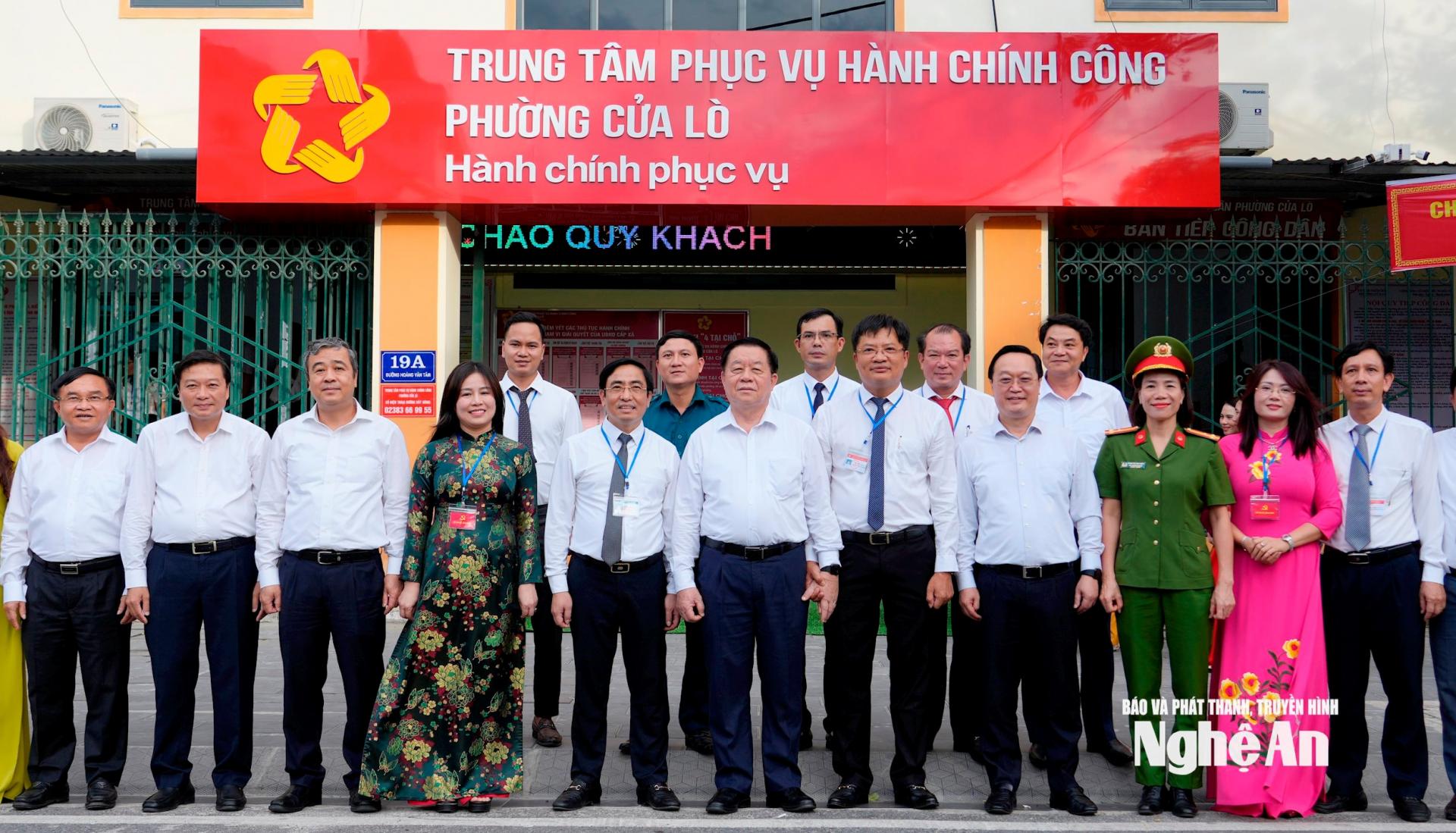 Trưởng ban Tuyên giáo và Dân vận Trung ương Nguyễn Trọng Nghĩa cùng đoàn công tác Trung ương, tỉnh Nghệ An chụp ảnh lưu niệm tại Trung tâm phục vụ hành chính công phường Cửa Lò. Ảnh: Phạm Bằng