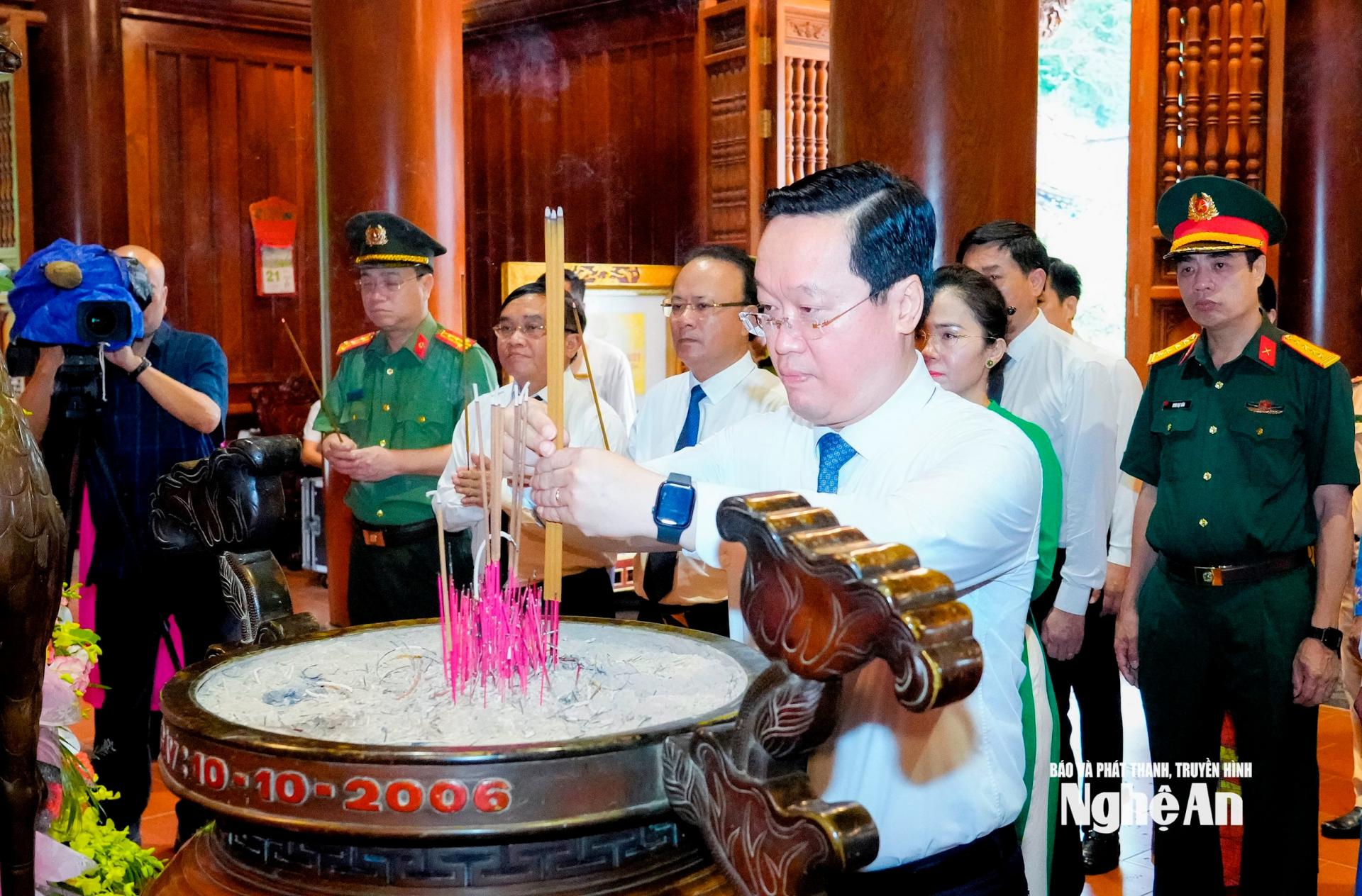 Đồng chí Nguyễn Đức Trung - Bí thư Tỉnh ủy thành kính dâng hương tưởng niệm Chủ tịch Hồ Chí Minh. Ảnh: Phạm Bằng