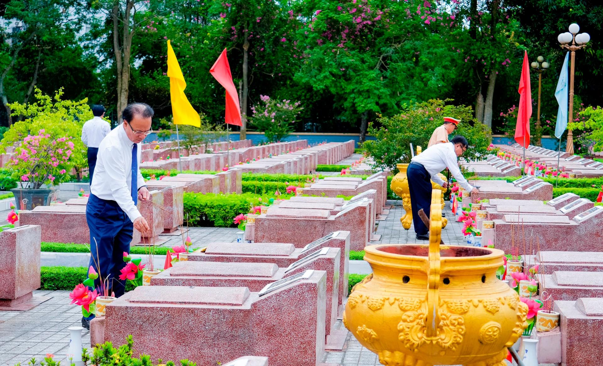 Các đại biểu dâng hương tại các phần mộ liệt sĩ ở Nghĩa trang Liệt sĩ thành phố Vinh. Ảnh: Phạm Bằng