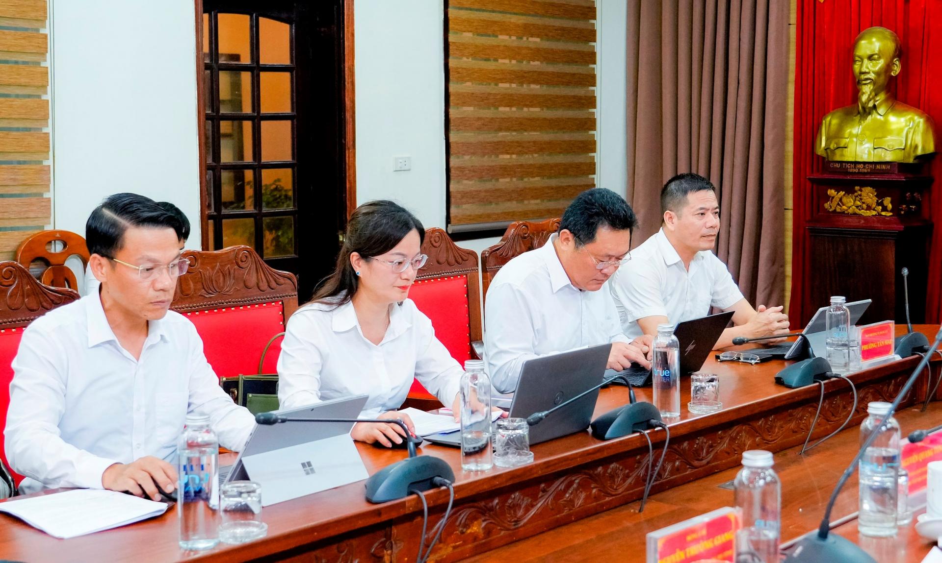 Các đồng chí trong Thường trực, Ban Thường vụ Đảng ủy phường Tân Mai tham dự hội nghị. Ảnh: Phạm Bằng