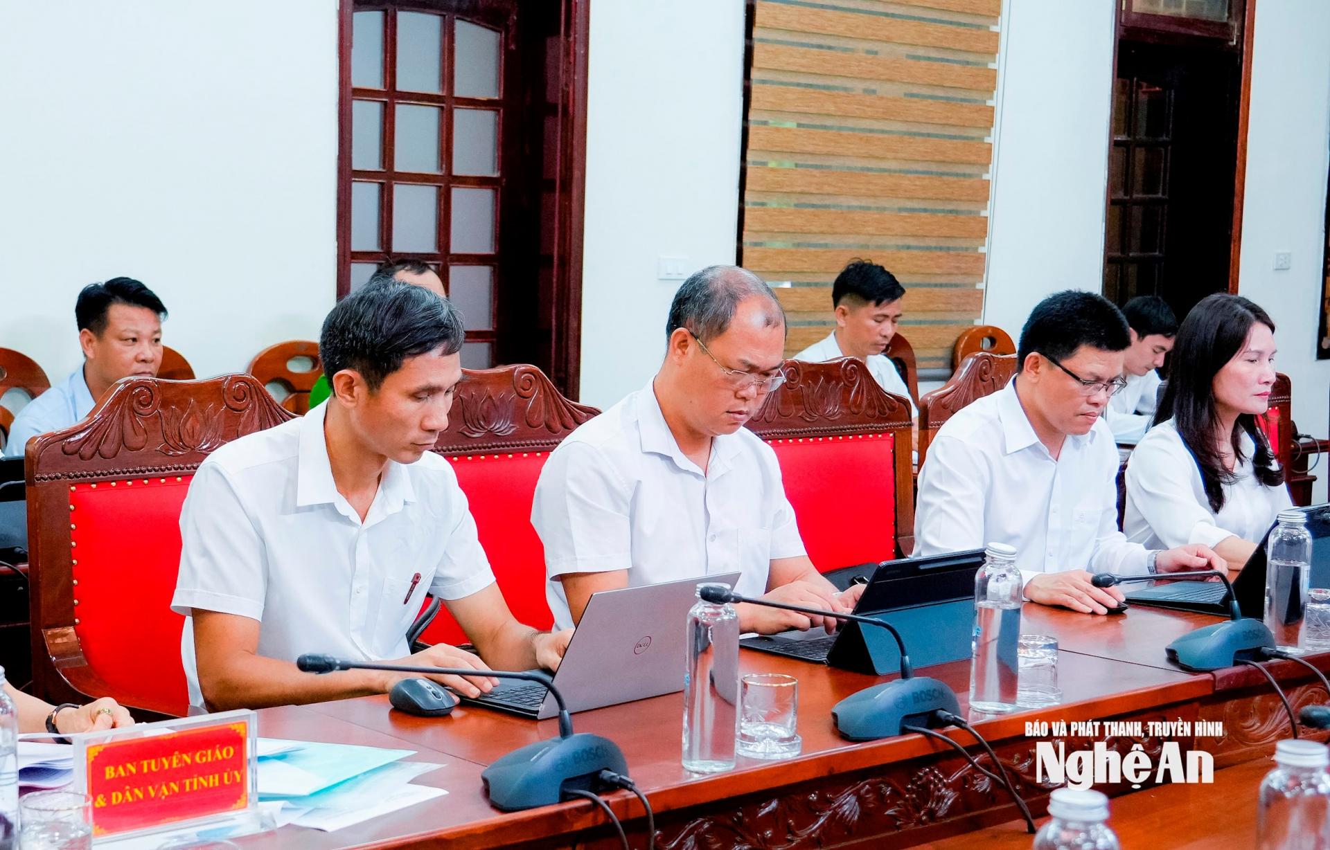 Các đồng chí trong Ban Thường vụ Đảng ủy phường Tân Mai tham dự hội nghị. Ảnh: Phạm Bằng