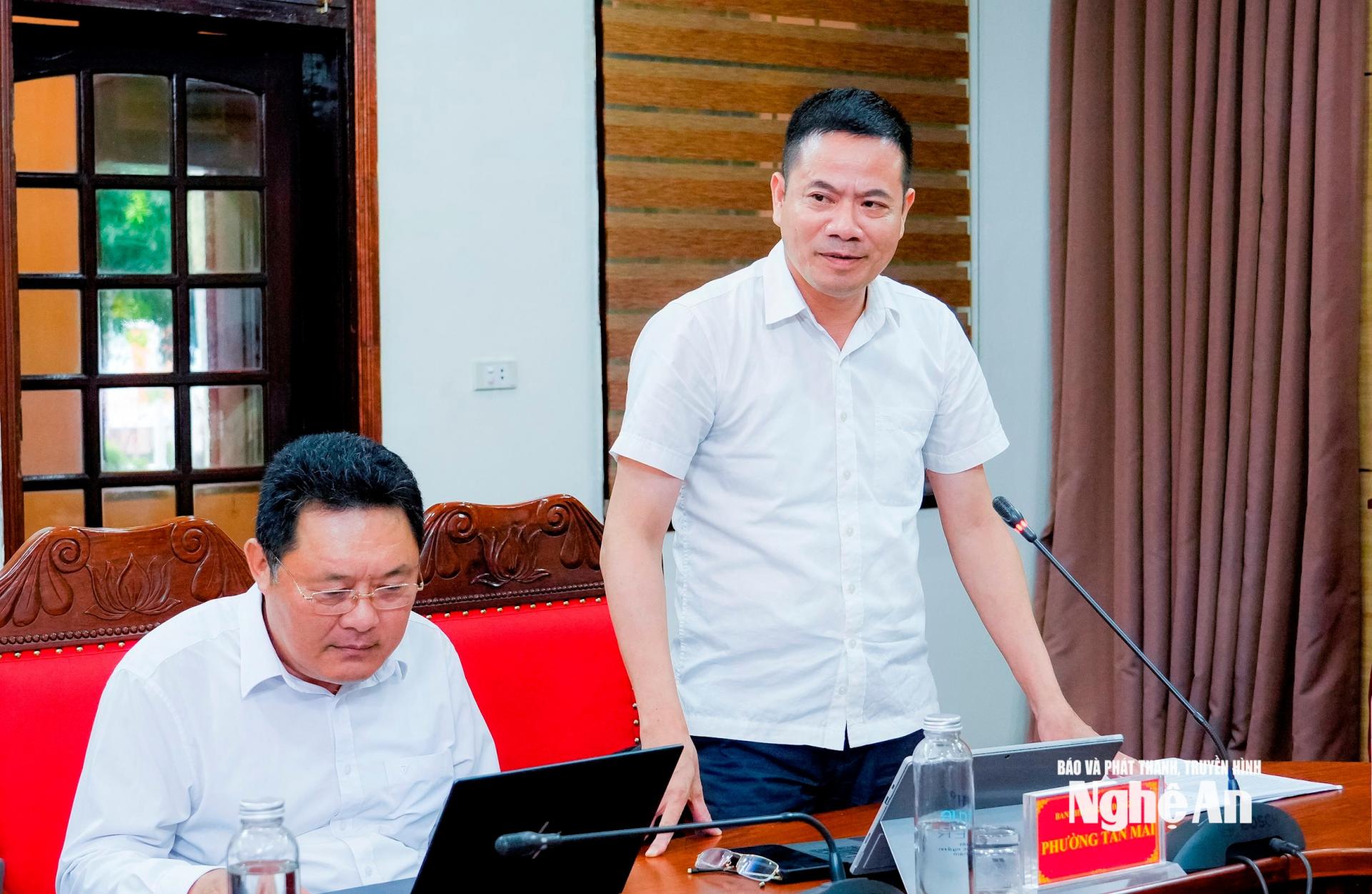 Đồng chí Đàm Hữu Hồng - Bí thư Đảng ủy, Chủ tịch HĐND phường Tân Mai giải trình, tiếp thu ý kiến của các đại biểu. Ảnh: Phạm Bằng