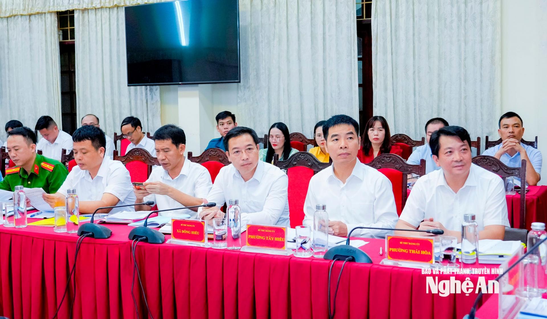 Các đồng chí trong Ban Thường vụ Đảng ủy 3 phường, xã: Thái Hòa, Tây Hiếu, Đông Hiếu tham dự hội nghị. Ảnh: Phạm Bằng