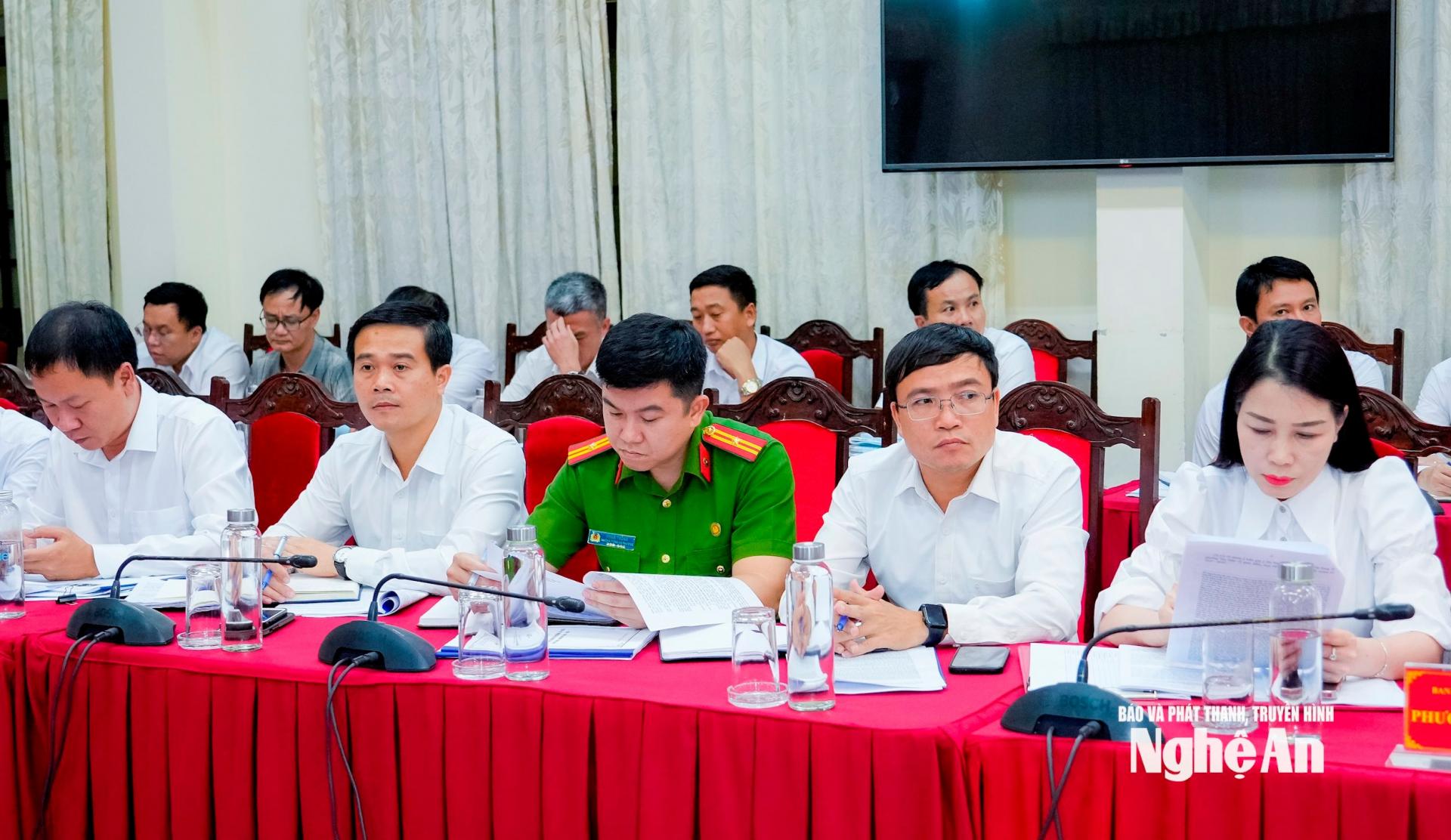 Các đồng chí trong Ban Thường vụ Đảng ủy 3 phường, xã: Thái Hòa, Tây Hiếu, Đông Hiếu tham dự hội nghị. Ảnh: Phạm Bằng