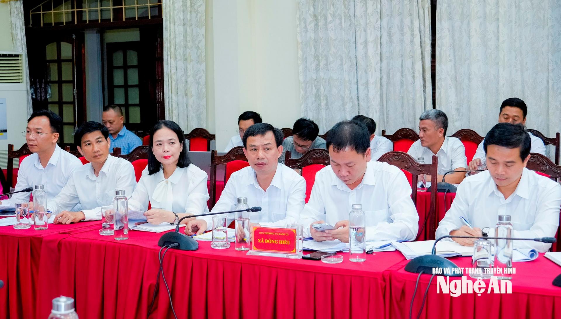 Các đồng chí trong Ban Thường vụ Đảng ủy 3 phường, xã: Thái Hòa, Tây Hiếu, Đông Hiếu tham dự hội nghị. Ảnh: Phạm Bằng