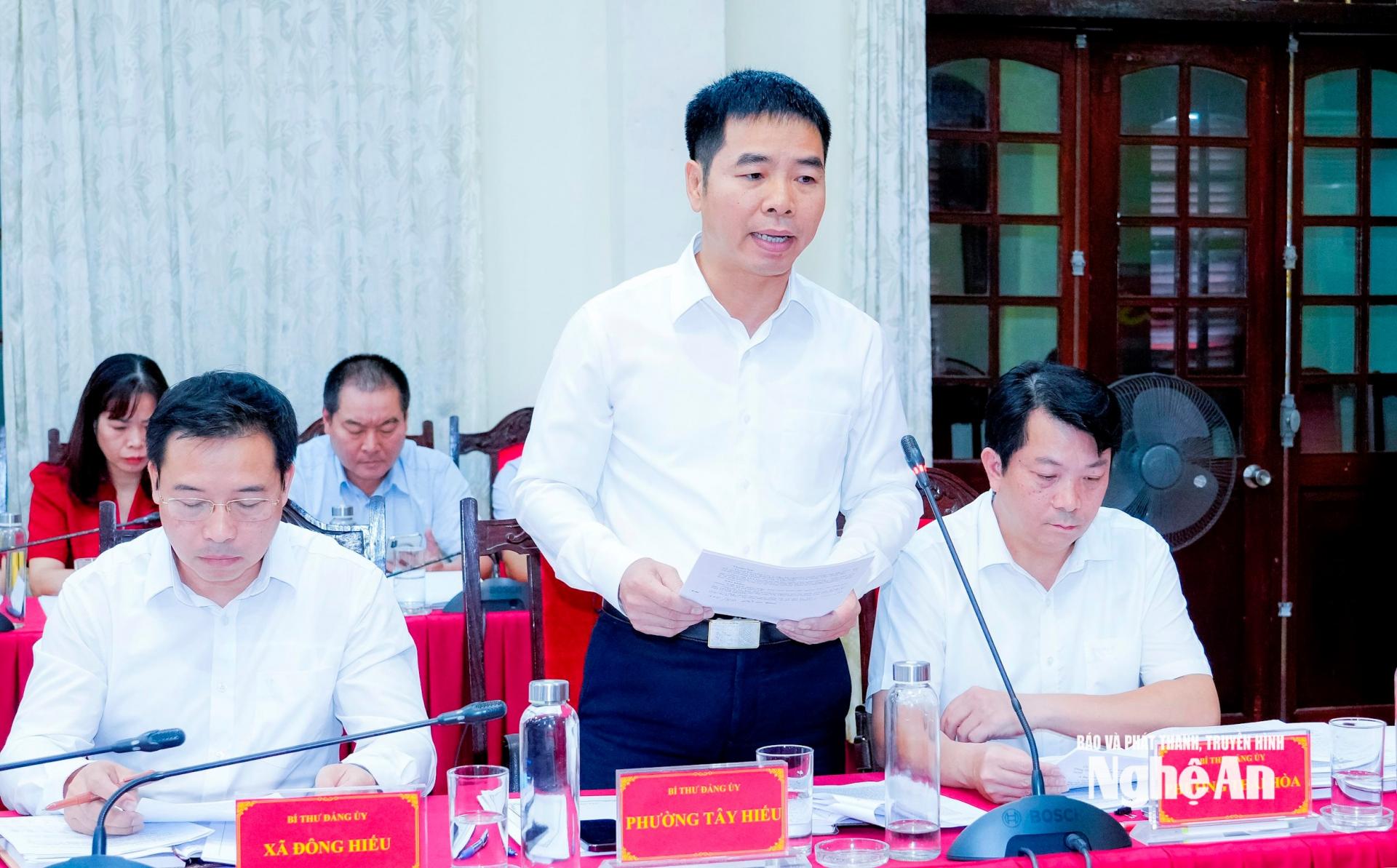 Đồng chí Nguyễn Công Hoan - Bí thư Đảng ủy, Chủ tịch HĐND phường Tây Hiếu báo cáo công tác chuẩn bị Đại hội. Ảnh: Phạm Bằng