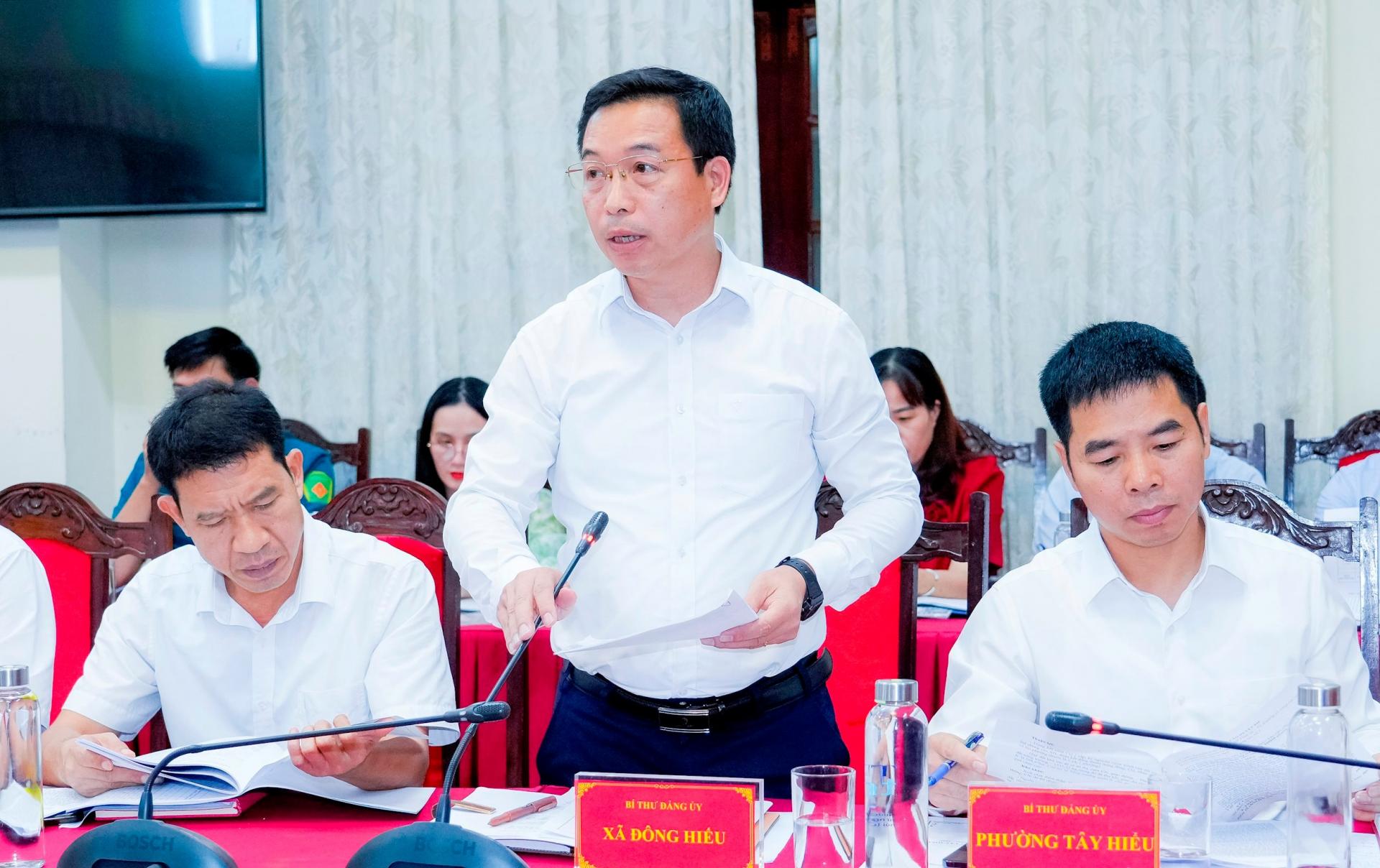 Đồng chí Trần Khánh Sơn - Bí thư Đảng ủy, Chủ tịch HĐND xã Đông Hiếu báo cáo công tác chuẩn bị Đại hội. Ảnh: Phạm Bằng