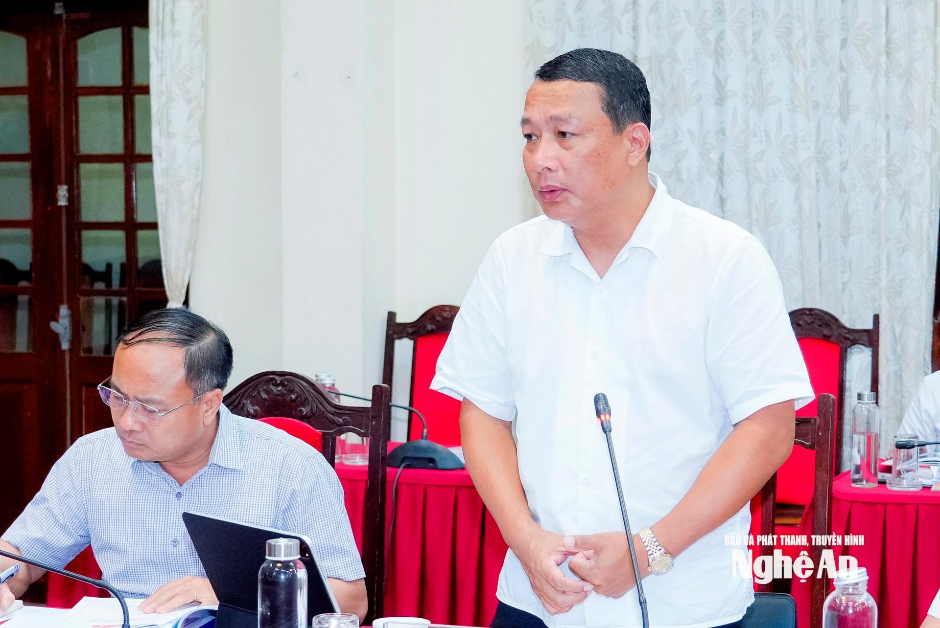 Đồng chí Phạm Hồng Quang - Ủy viên Ban Chấp hành Đảng bộ tỉnh, Giám đốc Sở Xây dựng đóng góp ý kiến vào nội dung Đại hội Đảng bộ các phường, xã. Ảnh: Phạm Bằng