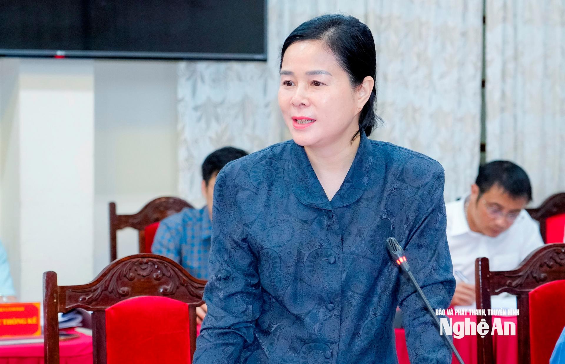 Đồng chí Lê Thị Hoài Chung - Ủy viên Ban Chấp hành Đảng bộ tỉnh, Giám đốc Sở Y tế đóng góp ý kiến vào nội dung Đại hội Đảng bộ các phường, xã. Ảnh: Phạm Bằng