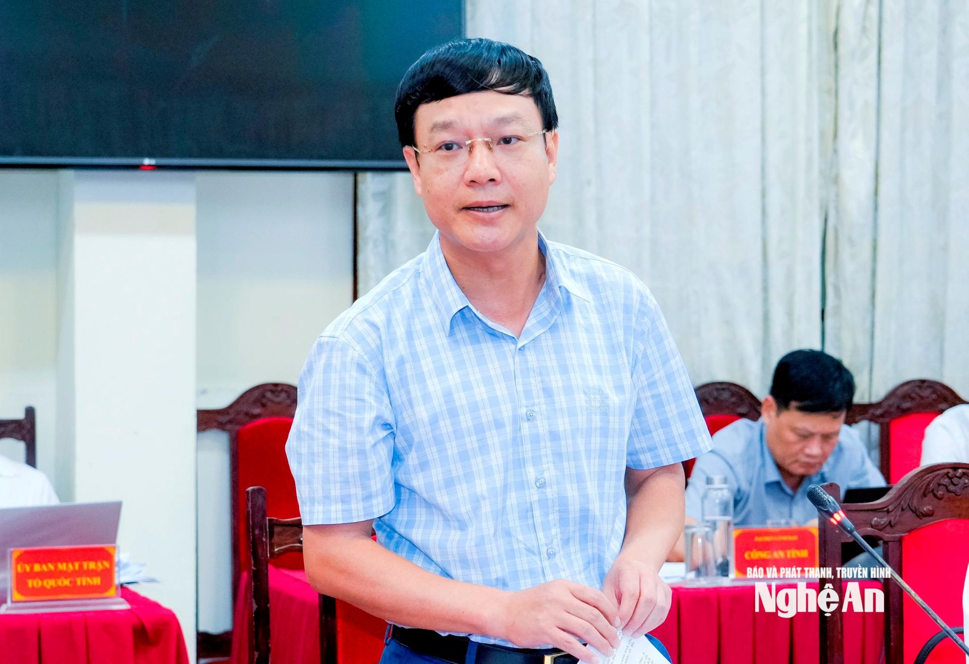 Đồng chí Phạm Tuấn Vinh - Ủy viên Ban Chấp hành Đảng bộ tỉnh, Phó Bí thư chuyên trách Đảng ủy UBND tỉnh đóng góp ý kiến vào nội dung Đại hội Đảng bộ các phường, xã. Ảnh: Phạm Bằng