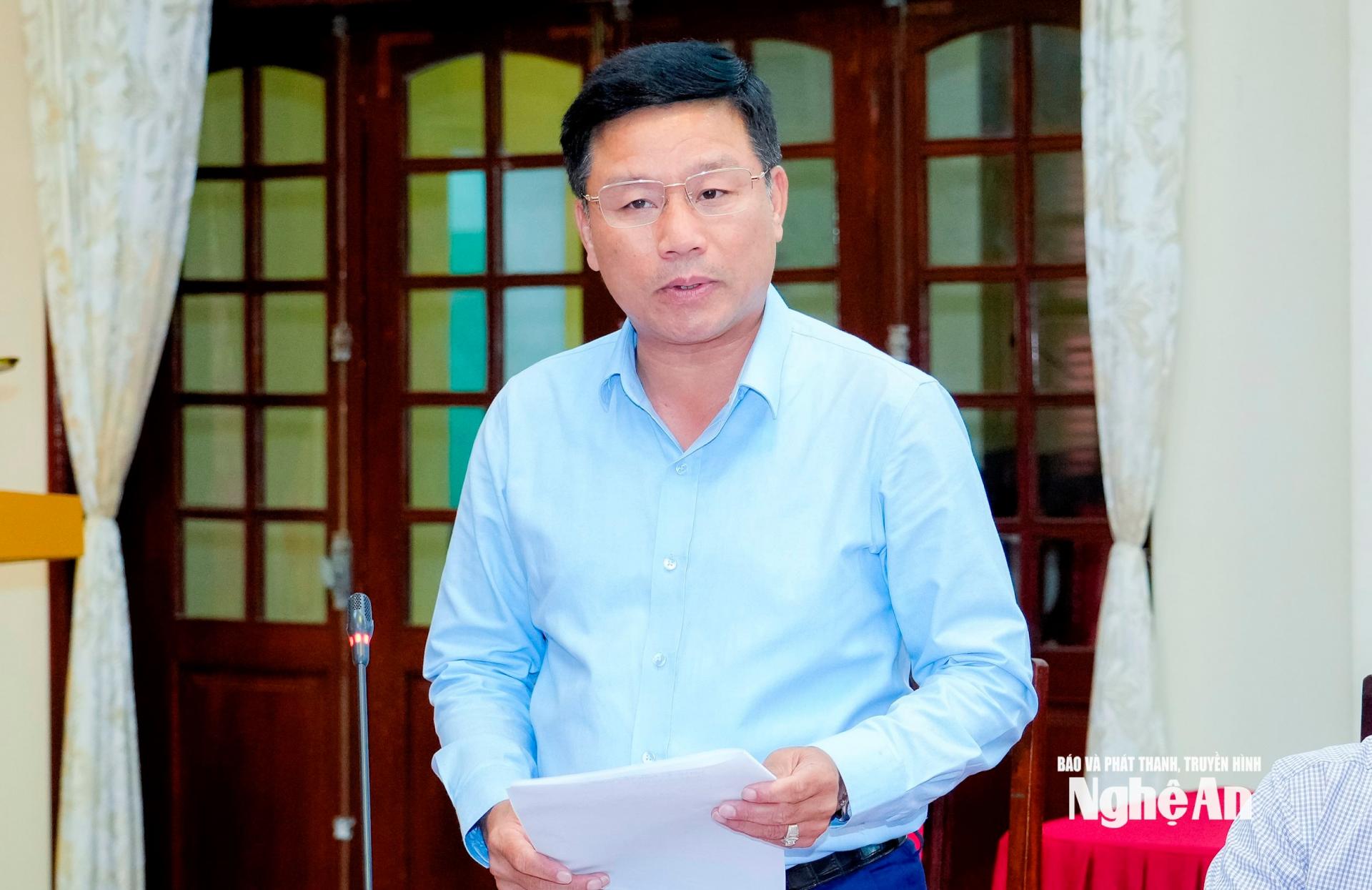 Đồng chí Hoàng Phú Hiền - Ủy viên Ban Chấp hành Đảng bộ tỉnh, Phó Chủ tịch UBND tỉnh đóng góp ý kiến vào nội dung Đại hội Đảng bộ các phường, xã. Ảnh: Phạm Bằng