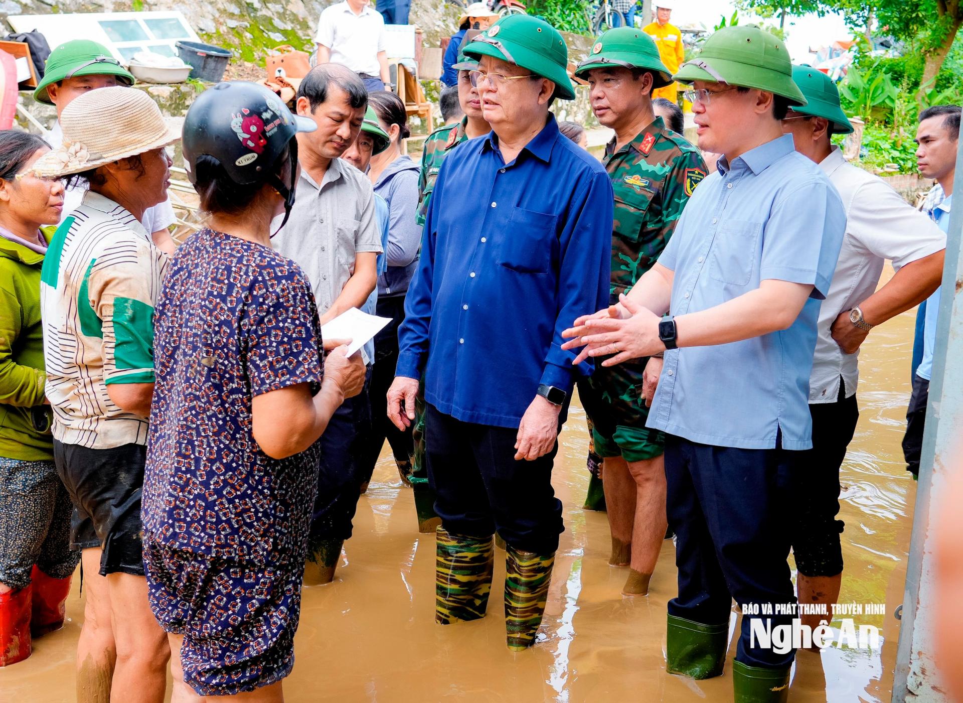 Bí thư Tỉnh ủy Nguyễn Đức Trung nhấn mạnh, tỉnh Nghệ An đã khẩn trương huy động mọi lực lượng, phương tiện hỗ trợ di dời người dân và tài sản đến nơi an toàn với quan điểm bảo vệ tuyệt đối an toàn tính mạng và tài sản cho nhân dân. Ảnh: Phạm Bằng