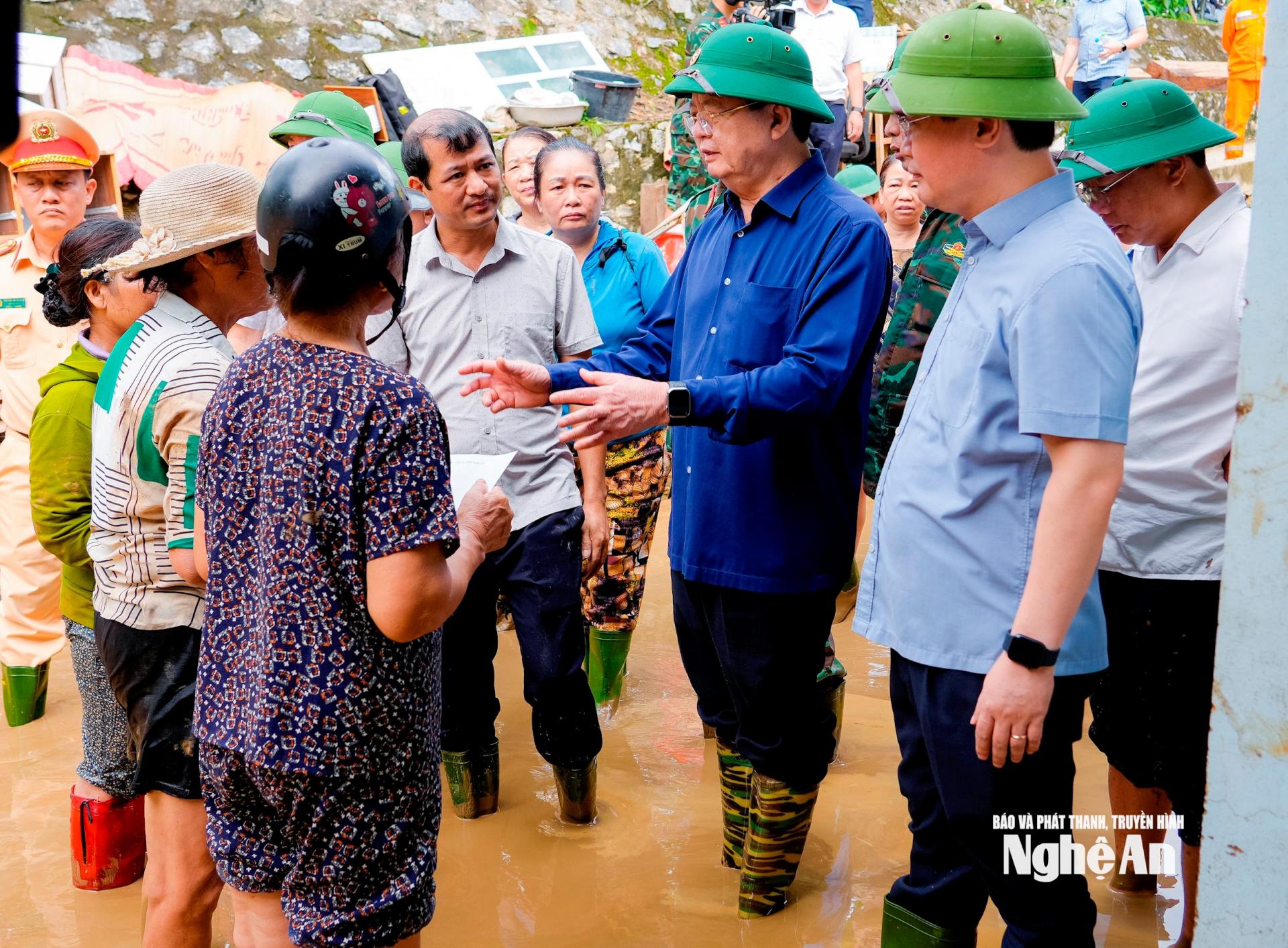 Phó Thủ tướng Chính phủ Mai Văn Chính đã đến thăm hỏi, động viên những gia đình có nhà bị ngập sâu tại thôn Tân Liên, xã Con Cuông. Ảnh: Phạm Bằng
