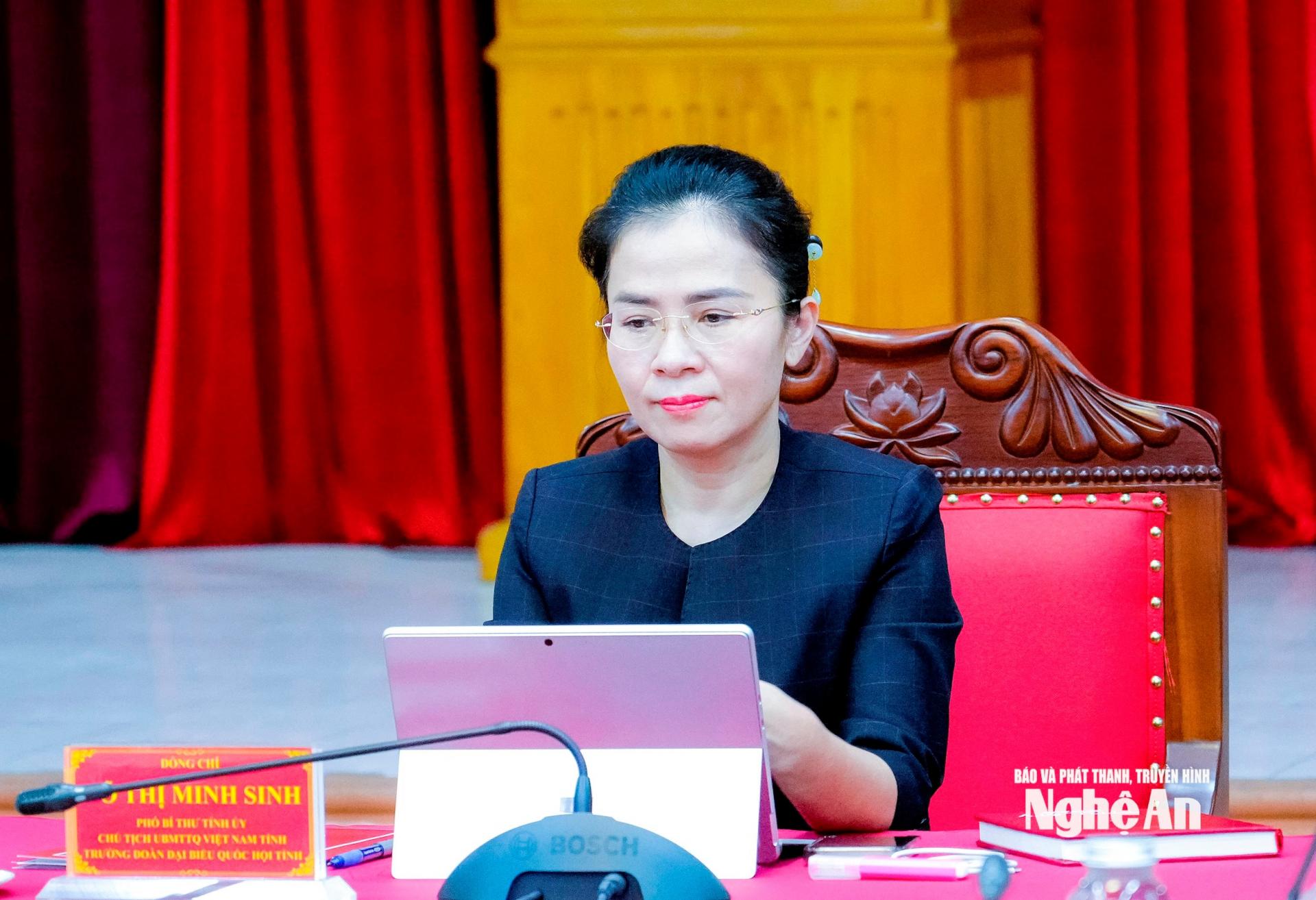 Đồng chí Võ Thị Minh Sinh - Phó Bí thư Tỉnh ủy, Chủ tịch Ủy ban MTTQ Việt Nam tỉnh, Trưởng đoàn ĐBQH tỉnh chủ trì điểm cầu tỉnh Nghệ An. 