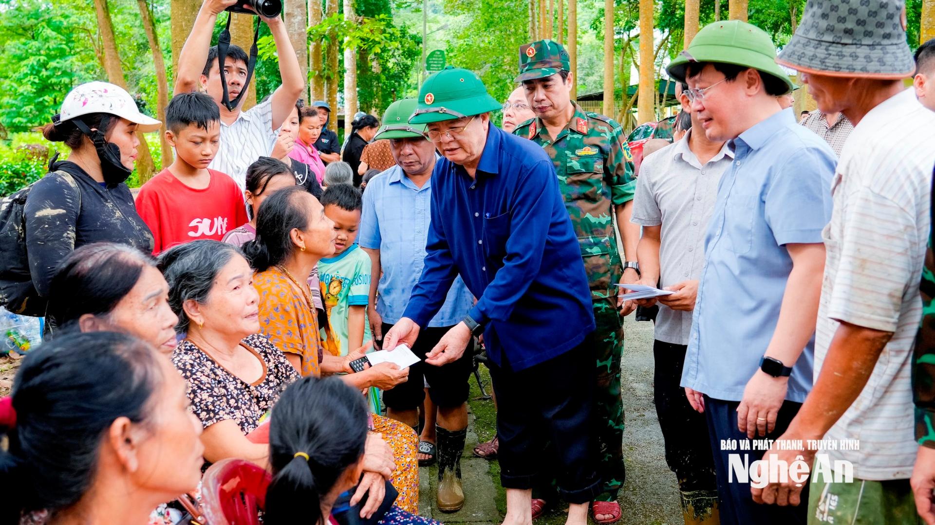 Phó Thủ tướng Chính phủ Mai Văn Chính đã đến thăm hỏi, động viên, trao quà đến những gia đình đang được sơ tán đến Vườn Quốc gia Pù Mát. Ảnh: Phạm Bằng
