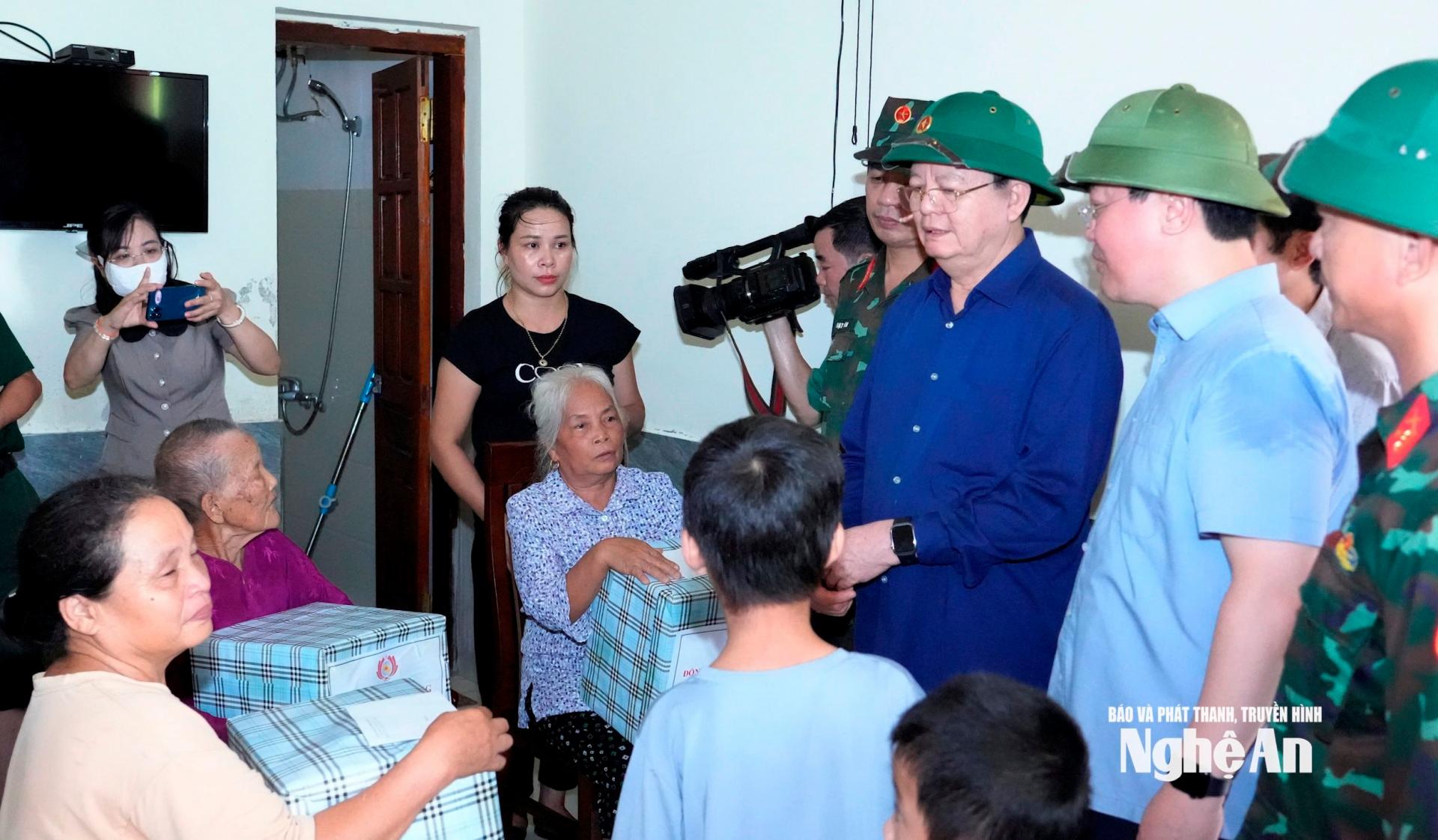 Phó Thủ tướng Chính phủ Mai Văn Chính đã đến thăm hỏi, động viên, trao quà đến những gia đình đang được sơ tán đến Vườn Quốc gia Pù Mát. Ảnh: Phạm Bằng