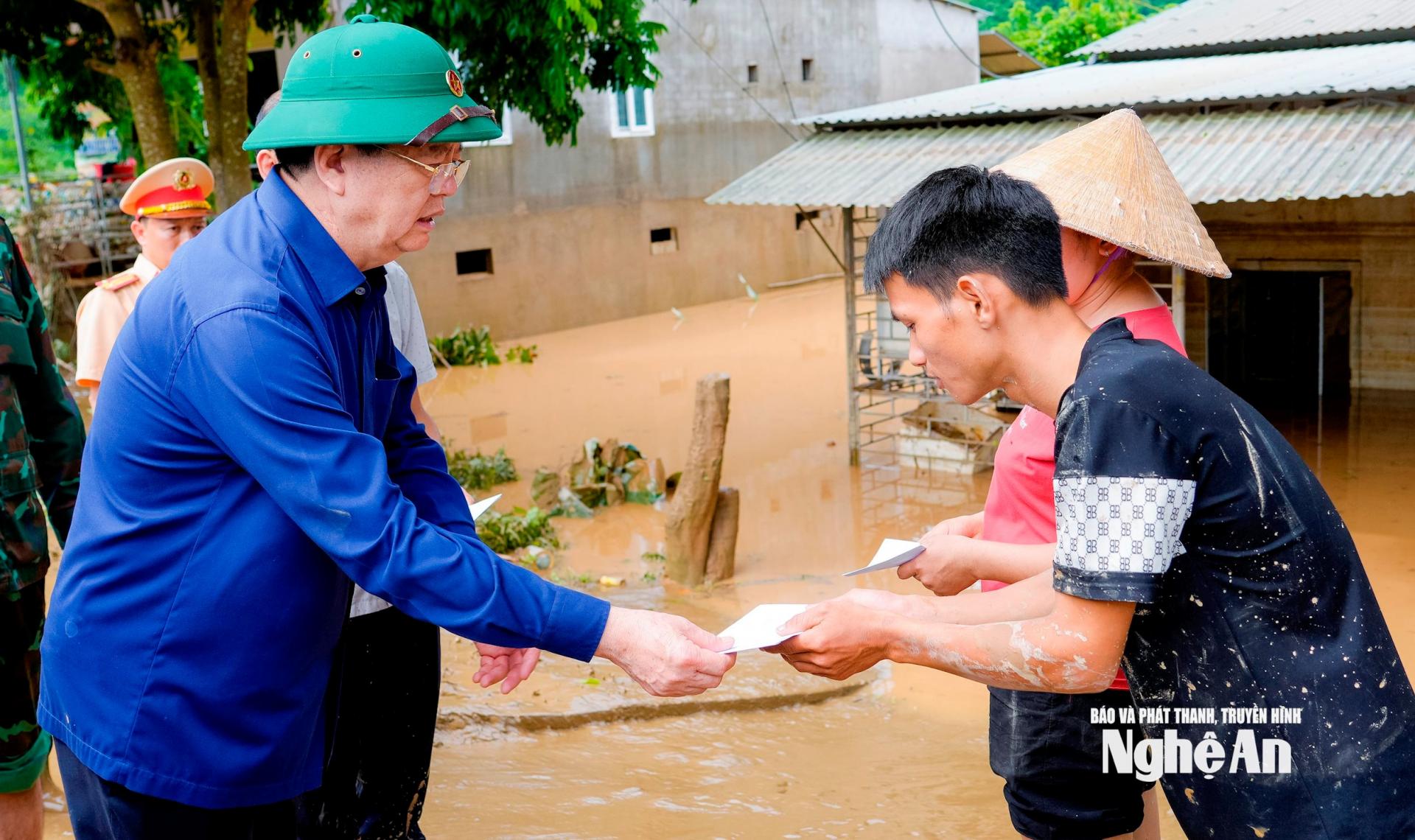 Phó Thủ tướng Chính phủ Mai Văn Chính đã đến thăm hỏi, động viên, trao quà đến các gia đình. Ảnh: Phạm Bằng