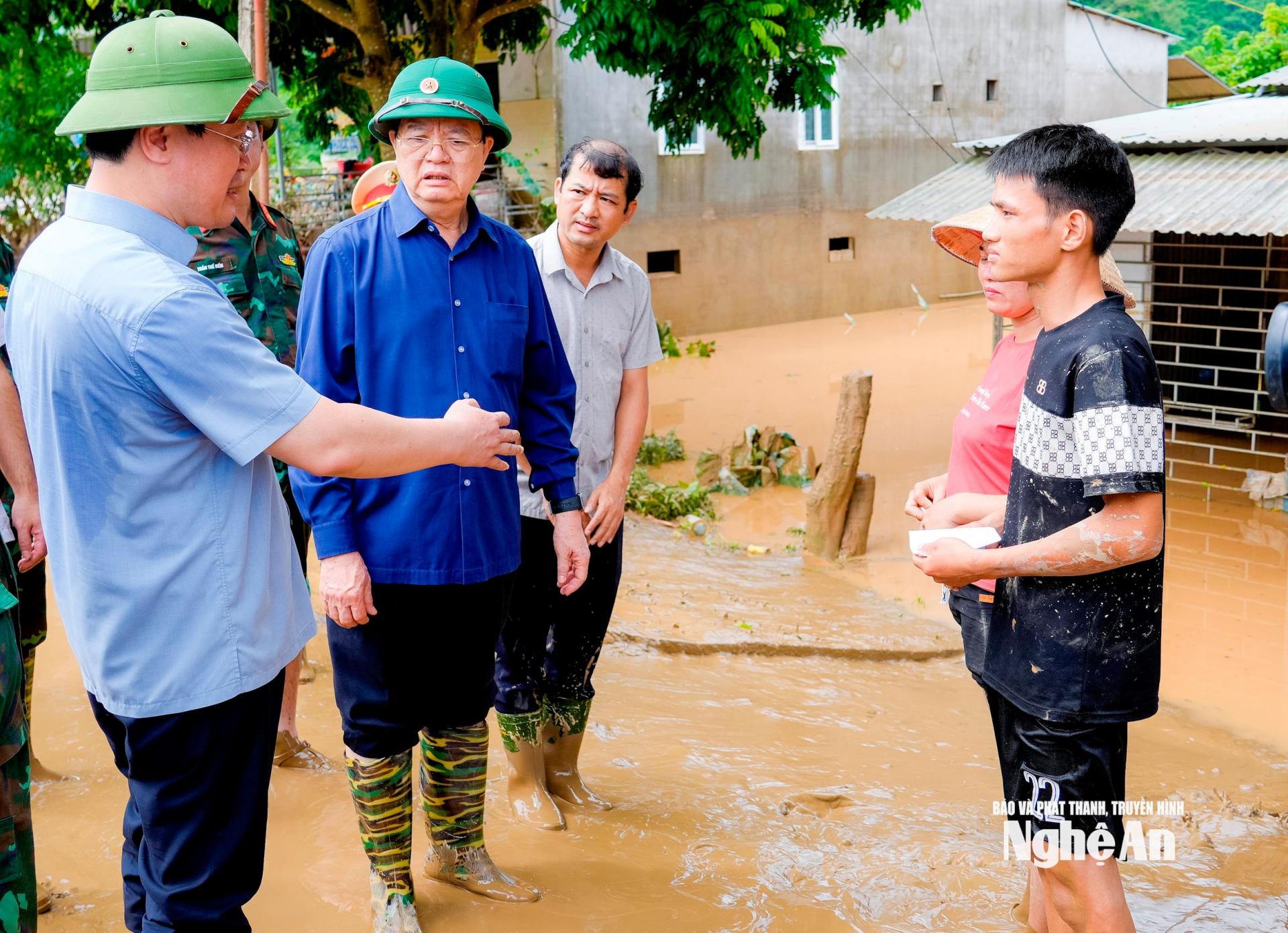 Bí thư Tỉnh ủy Nguyễn Đức Trung nhấn mạnh, tỉnh Nghệ An đang tiếp tục chỉ đạo các lực lượng hỗ trợ người dân dọn dẹp nhà cửa, môi trường để người dân sớm ổn định cuộc sống. Ảnh: Phạm Bằng
