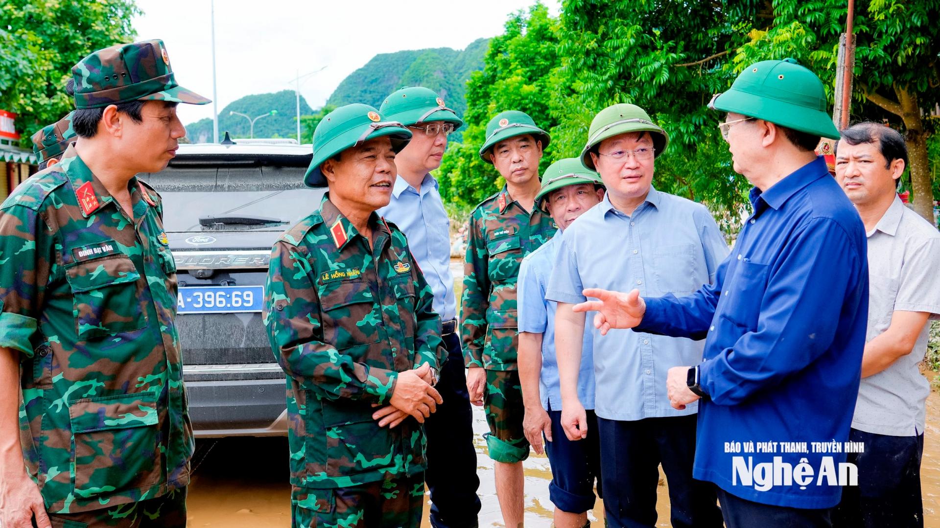 Phó Thủ tướng Chính phủ Mai Văn Chính yêu cầu tỉnh Nghệ An phối hợp chặt chẽ với Bộ Quốc phòng, Quân khu 4 sử dụng máy bay trực thăng để vận chuyển lương thực, nhu yếu phẩm, thuốc men, nước uống tiếp tế cho người dân, không để người dân nào phải đói, khát trong lũ lụt. Ảnh: Phạm Bằng
