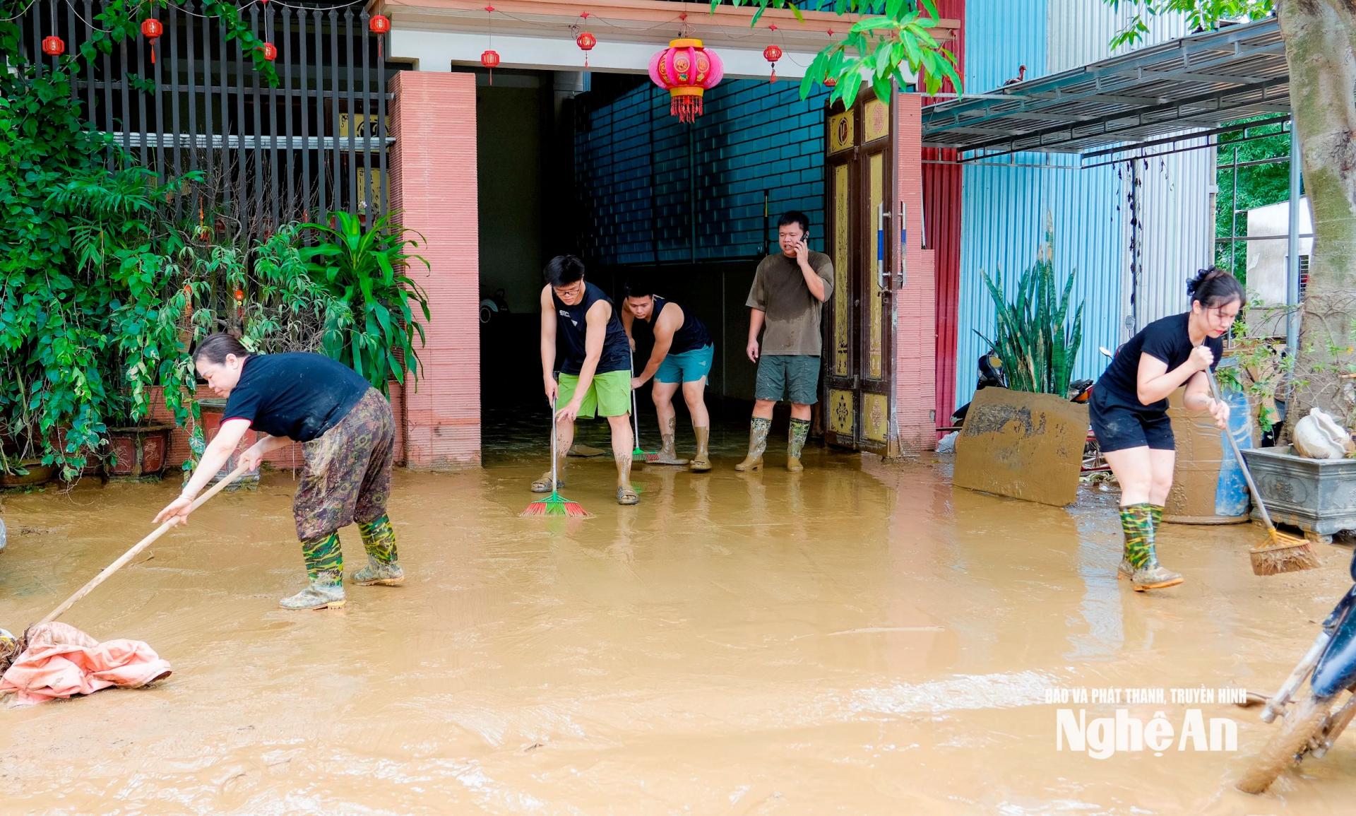 Một số gia đình sau khi nước rút, đã tổng lực dọn dẹp nhà cửa để sớm ổn định cuộc sống. Ảnh: Phạm Bằng