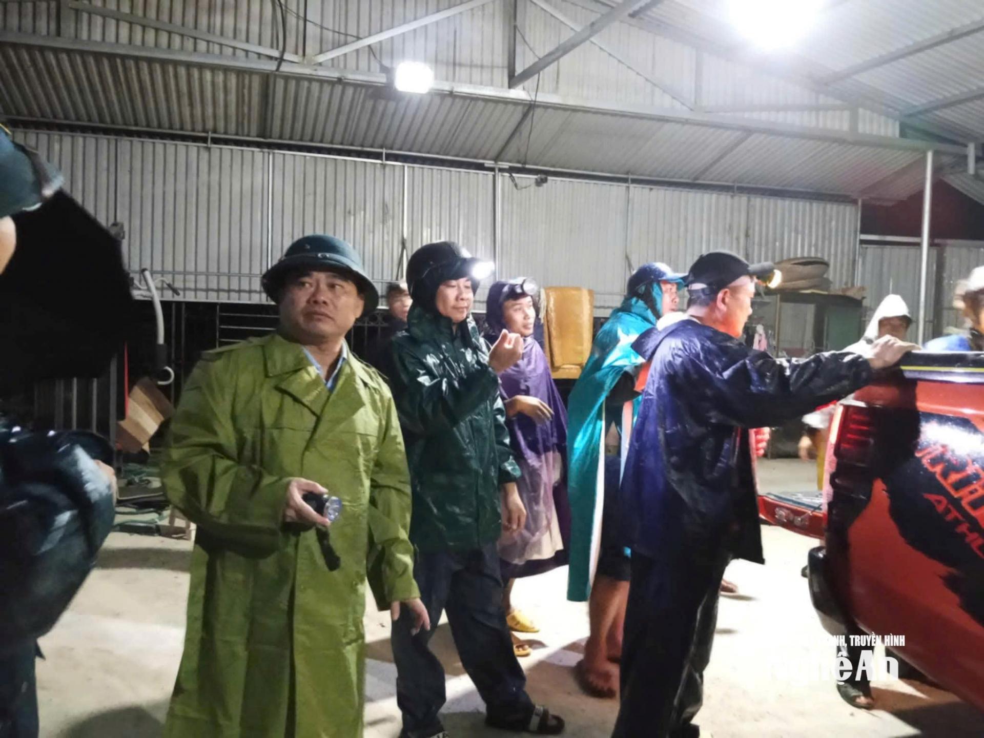 Ông Nguyễn Viết Hùng - Bí thư Đảng uỷ xã Mường Xén và các lực lượng cùng người dân chống lũ trong đêm 22/7. Ảnh CSCC