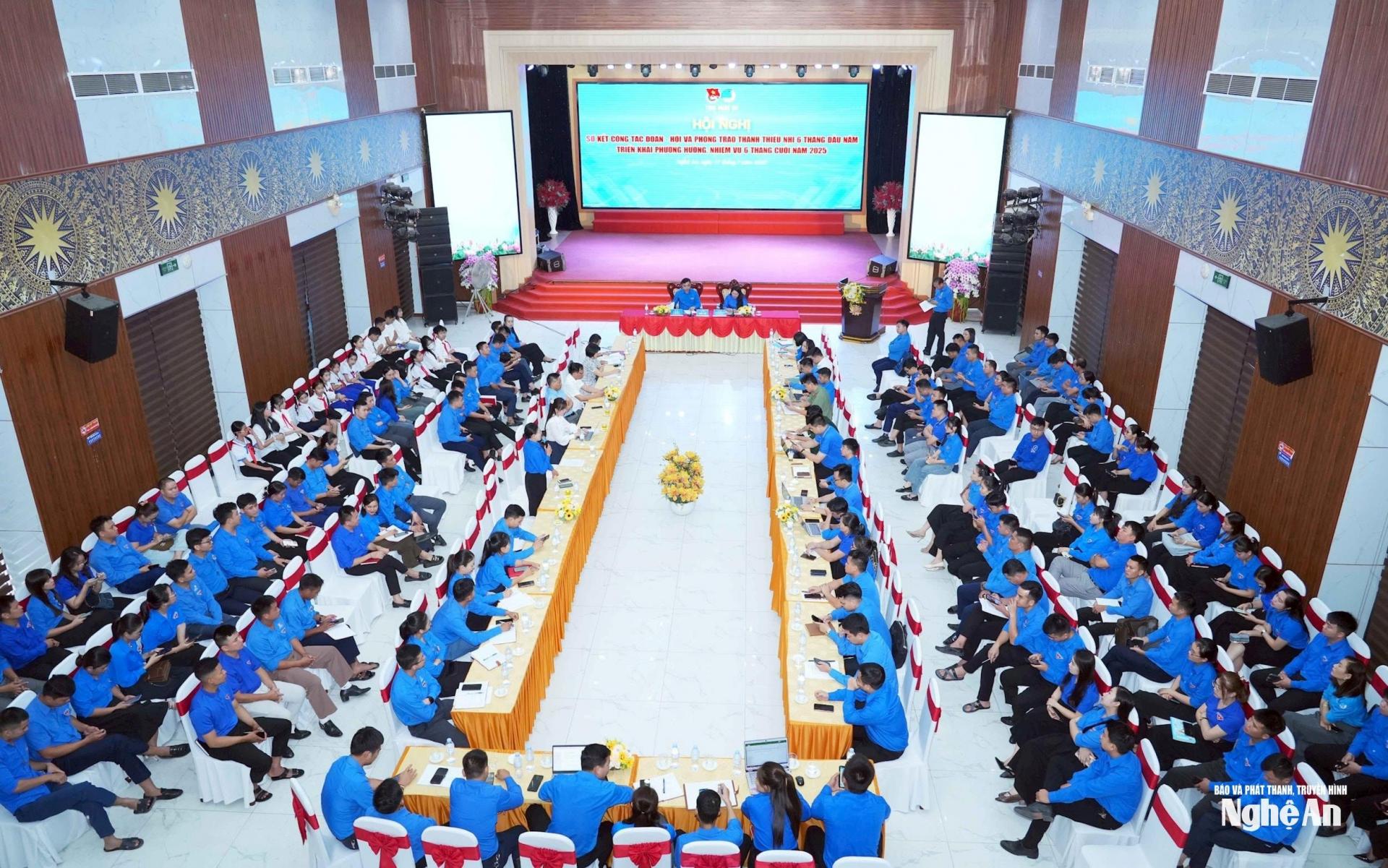 Sáng 17/7, Tỉnh đoàn, Hội Liên hiệp Thanh niên Việt Nam tỉnh tổ chức Hội nghị sơ kết công tác Đoàn - Hội và phong trào thanh thiếu nhi 6 tháng đầu năm; triển khai phương hướng, nhiệm vụ 6 tháng cuối năm 2025. Dự chương trình có đại diện Ủy ban Kiểm tra Tỉnh ủy, Ban Tuyên giáo và Dân vận Tỉnh ủy, Thường trực Tỉnh đoàn, Hội Thầy thuốc trẻ, Hội Doanh nhân trẻ, Hội Sinh viên tỉnh, các đơn vị sự nghiệp trực thuộc Tỉnh đoàn và đại diện các cơ sở Đoàn trên địa bàn toàn tỉnh. Ảnh: Thanh Quỳnh