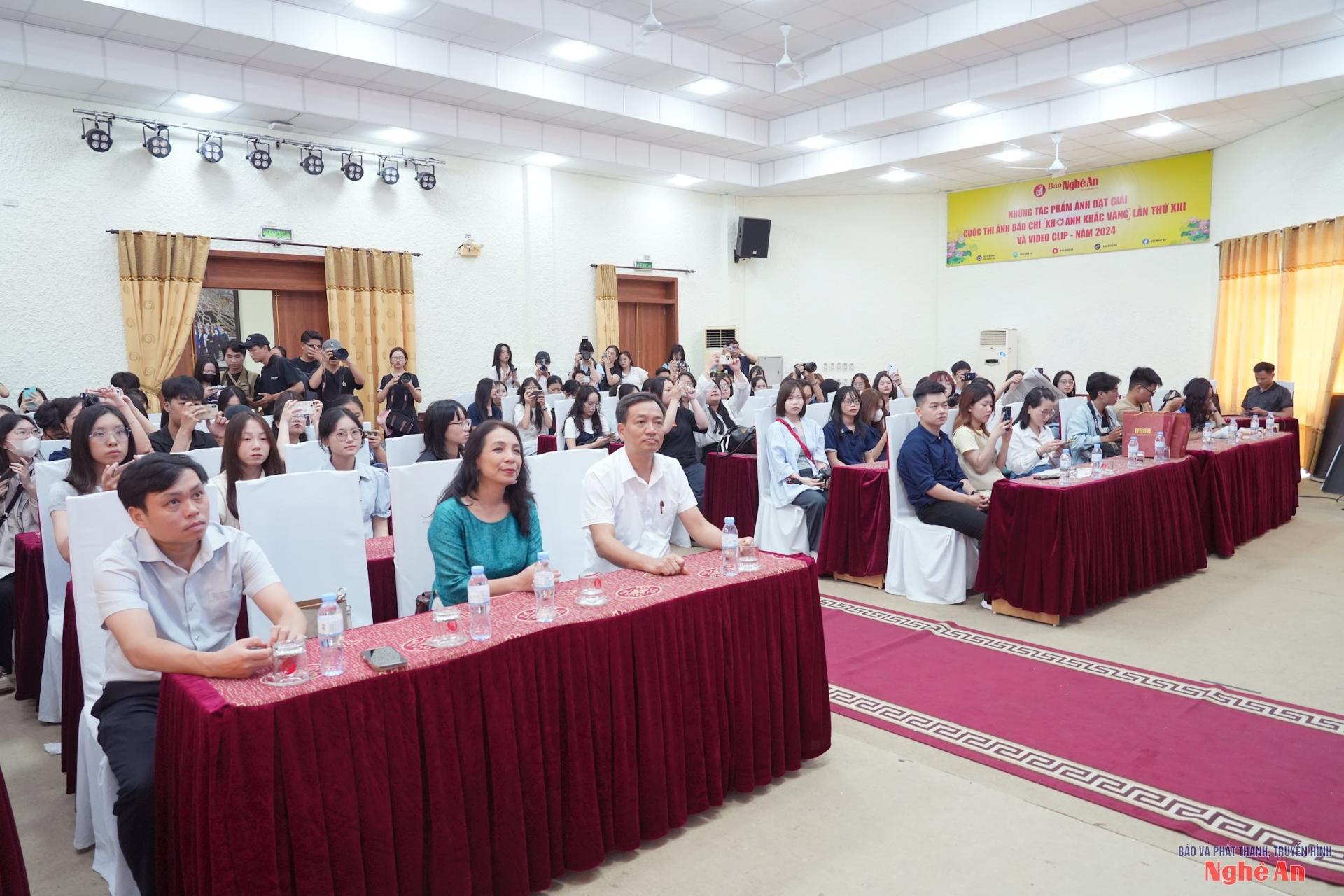 Buổi làm việc có đồng chí Trần Hữu Nghĩa - Phó Tổng Biên tập Báo và phát thanh, truyền hình Nghệ An; TS. Nguyễn Thị Thúy Hằng - Trưởng Bộ môn Quản trị báo chí và truyền thông, Viện Đào tạo báo chí và truyền thông (Trường Đại học Khoa học Xã hội và Nhân văn, Đại học Quốc gia Hà Nội) cùng đại diện các trưởng, phó phòng chuyên môn Tòa soạn Báo và phát thanh, truyền hình Nghệ An. 