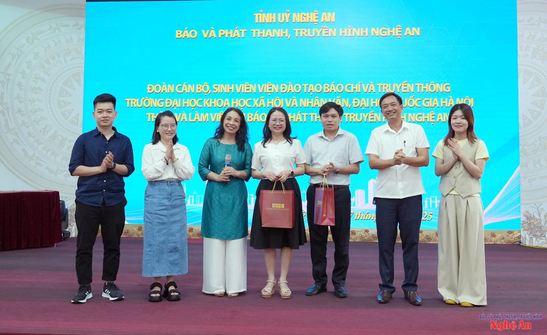 Đại diện đoàn công tác và lãnh đạo Tòa soạn Báo và phát thanh, truyền hình Nghệ An. 