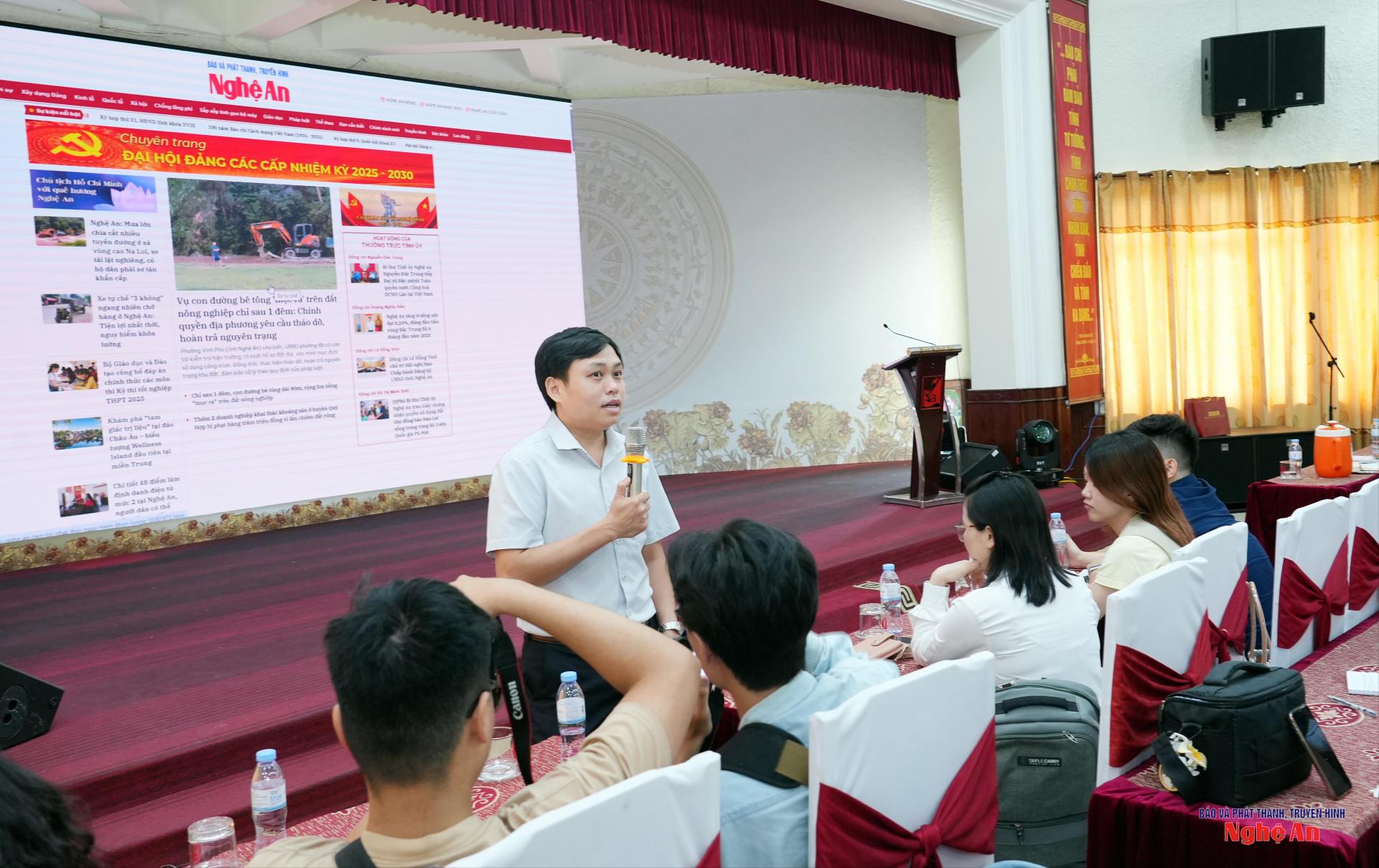 Đại diện Phòng Thư ký trao đổi, chia sẻ, giải đáp những thắc mắc của sinh viên, giảng viên đặt ra tại chương trình làm việc.