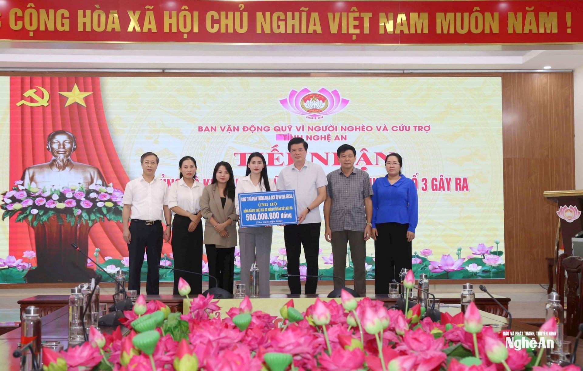 Đại diện Ủy ban MTTQ Việt Nam tỉnh Nghệ An tiếp nhận 500 triệu đồng từ nhà hảo tâm. Ảnh: Thanh Quỳnh