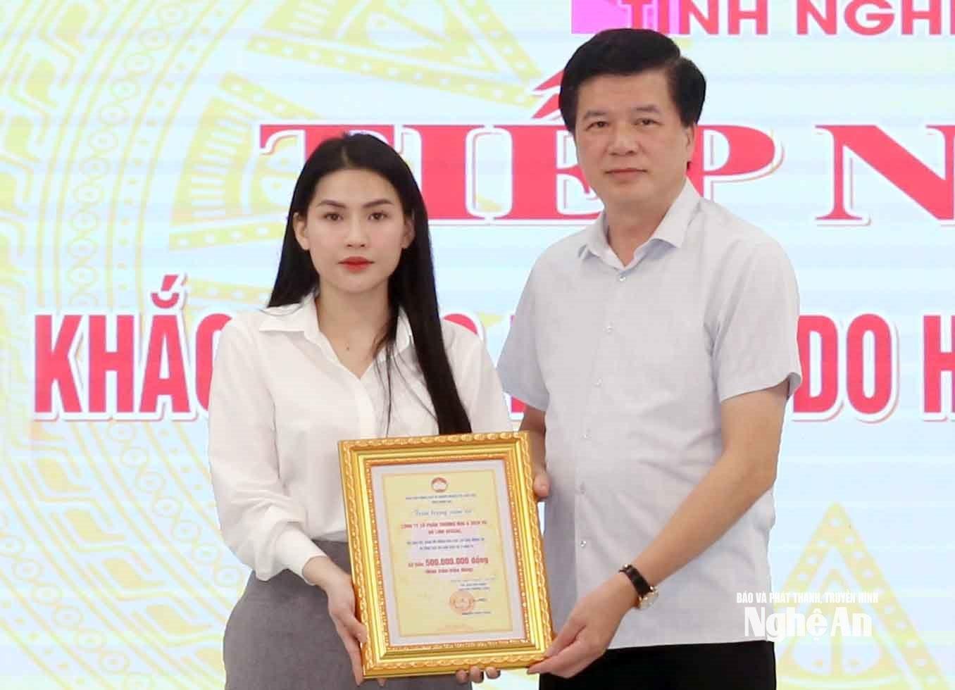 Đại diện Ủy ban MTTQ Việt Nam tỉnh Nghệ An trao giấy chứng nhận cho nhà hảo tâm. Ảnh: Thanh Quỳnh