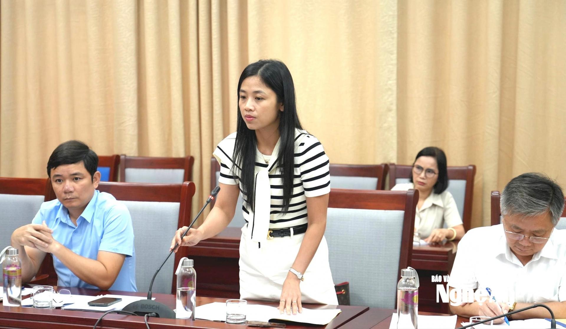 Các đại biểu góp ý cho Dự thảo Báo cáo tổng kết năm học. Ảnh: Mỹ Hà