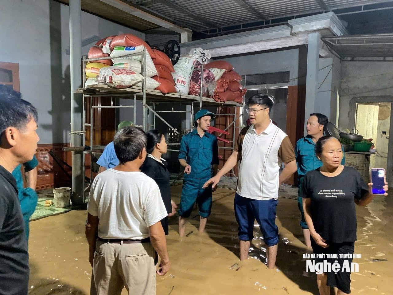 Cán bộ xã Yên Xuân có mặt trong đêm để chỉ đạo các tổ phản ứng nhanh hỗ trợ người dân chạy lũ. Ảnh: CSCC