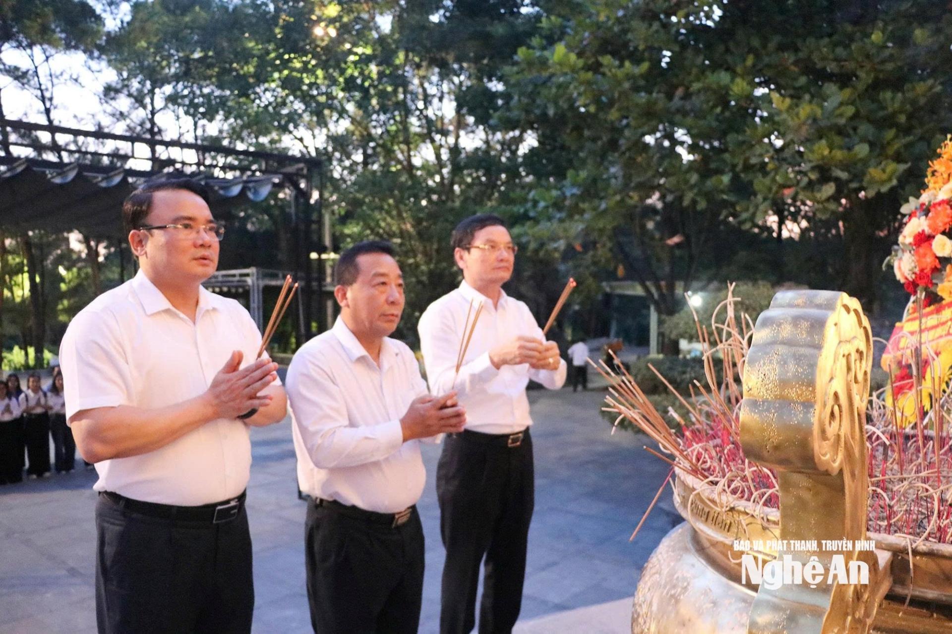 Các đồng chí lãnh đạo tỉnh, lãnh đạo Văn phòng UBND tỉnh dâng hương trước Đài tưởng niệm các Anh hùng liệt sĩ tại Nghĩa trang Liệt sĩ Quốc gia Trường Sơn, tỉnh Quảng Trị. Ảnh: Thúy Quỳnh