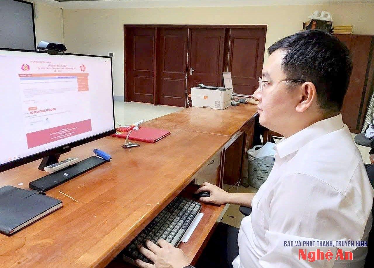 Cán bộ Sở Xây dựng nhập dữ liệu và xác định hướng tuyến theo bản đồ mới ở Nghệ An.