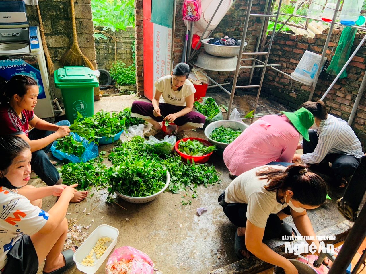 Chính những việc làm nghĩa tình này đã thắp lên niềm tin, khơi dậy sức mạnh để bà con vùng lũ thêm vững vàng trước thiên tai, tiếp tục dựng xây cuộc sống. Ảnh: T.P